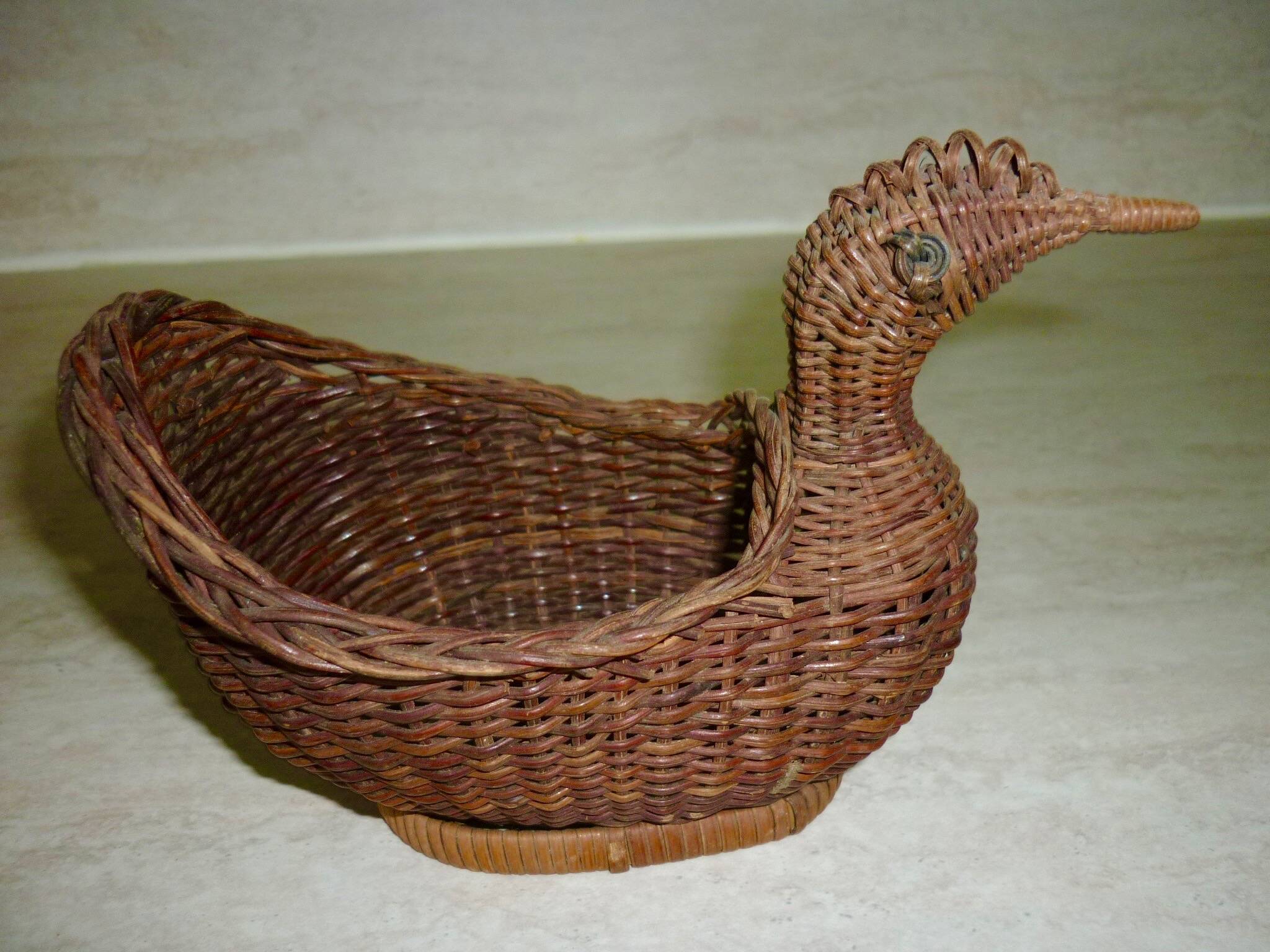 Woven wicker hen