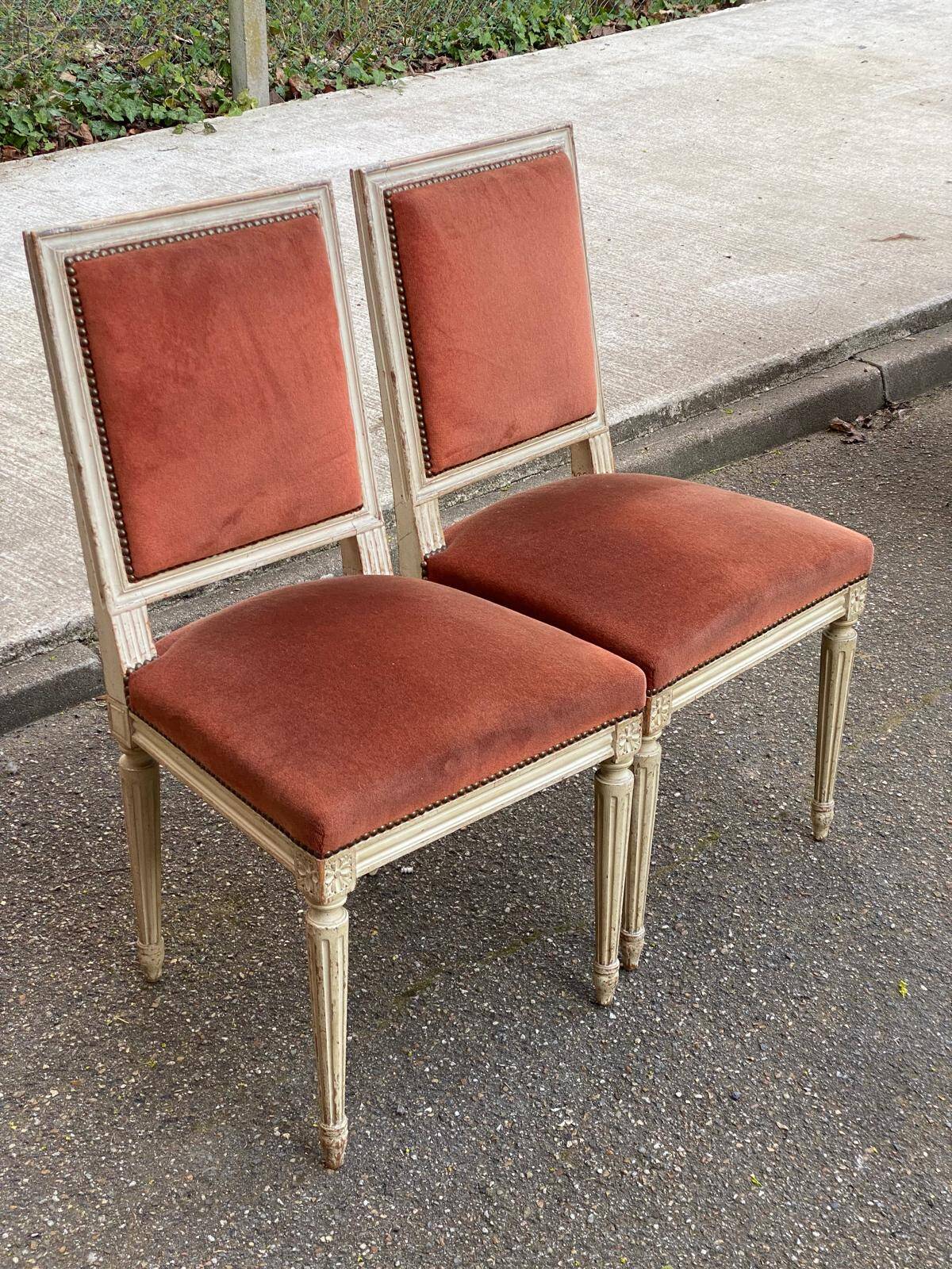 2 Louis XVI chairs in solid wood and orange velvet.