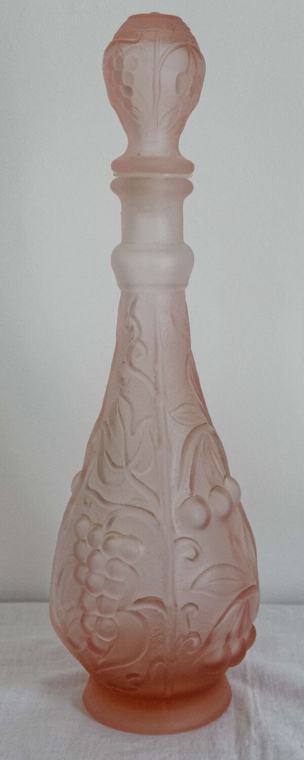 Carafe ancienne verre rose décor de fruits