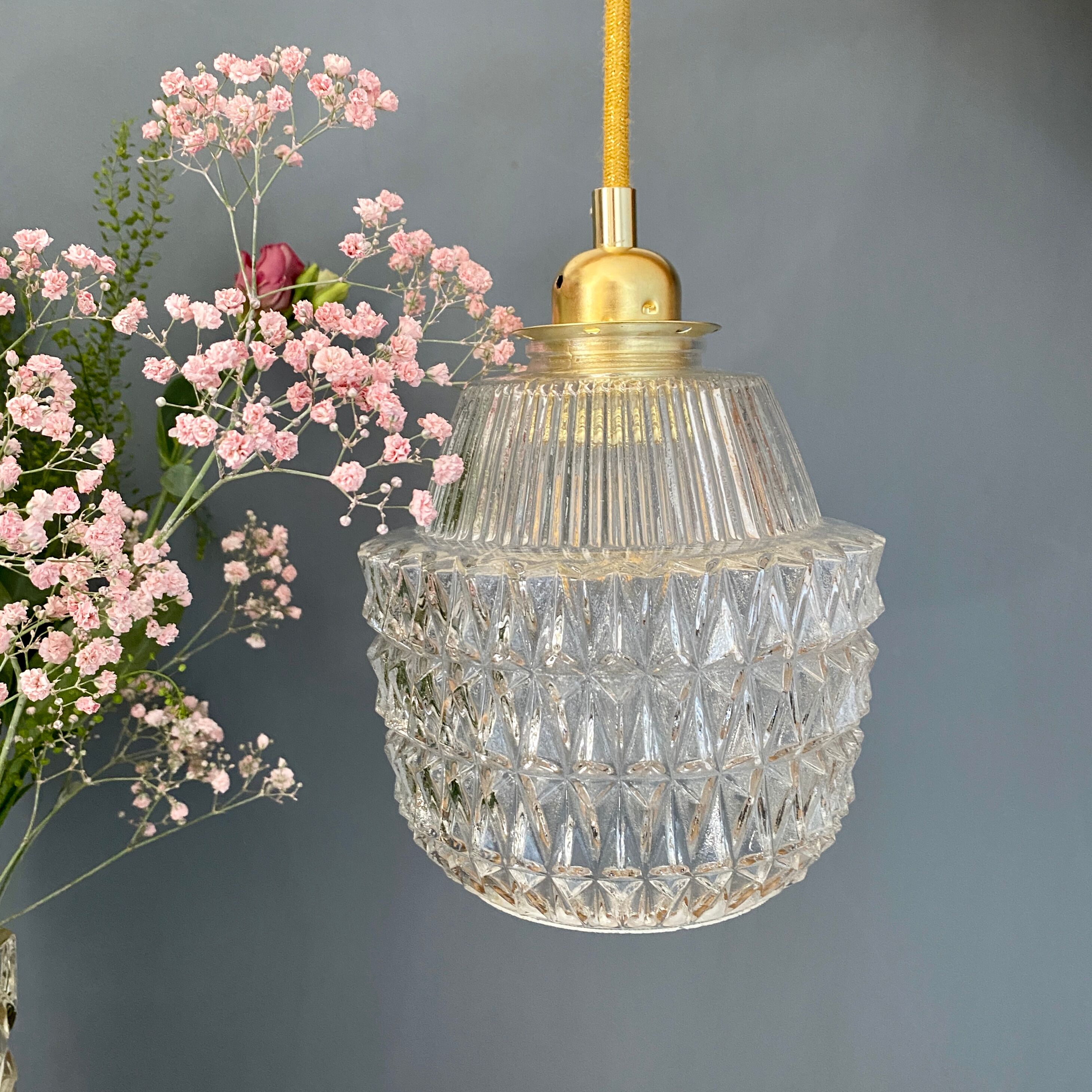 Suspension globe vintage en verre moulé transparent