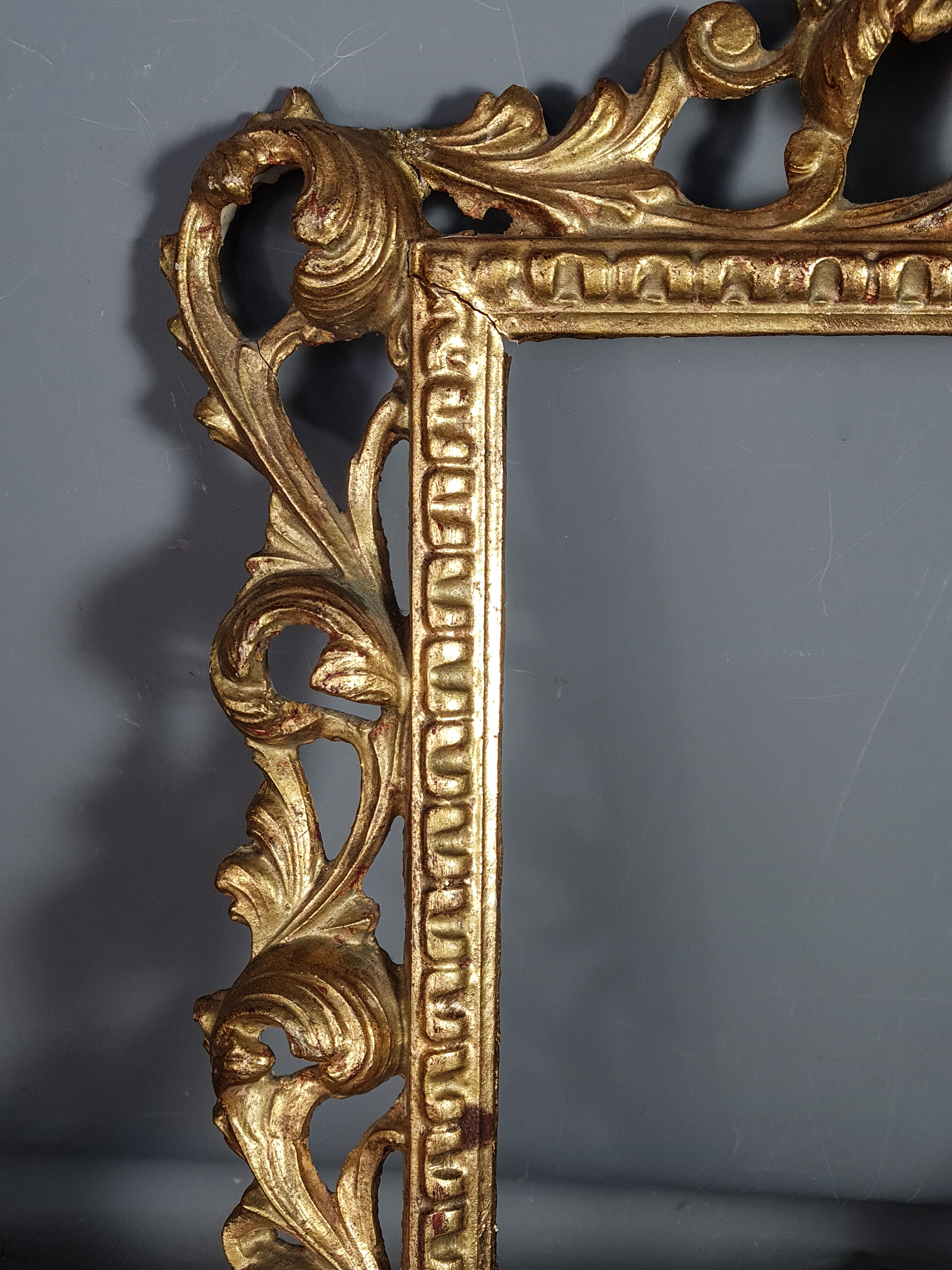 Italian frame nineteenth century. carved wood gilding gold leaf of leaf origin foliage 38,5x28,7 cm SB