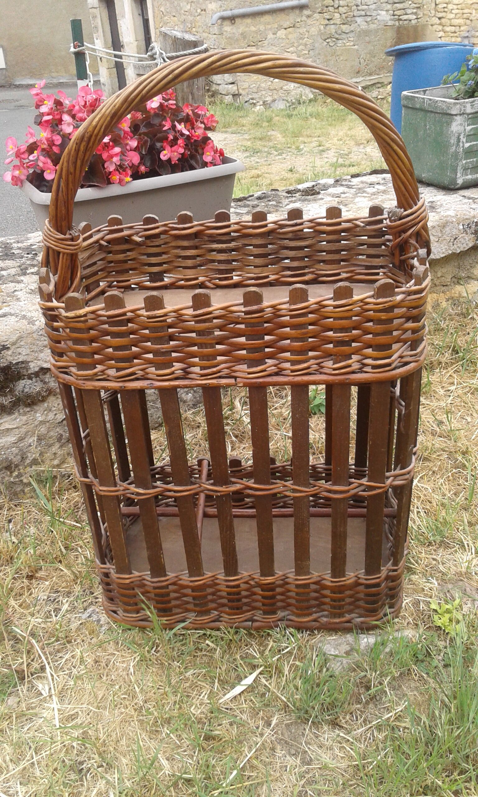 Rattan bottle bar with handle