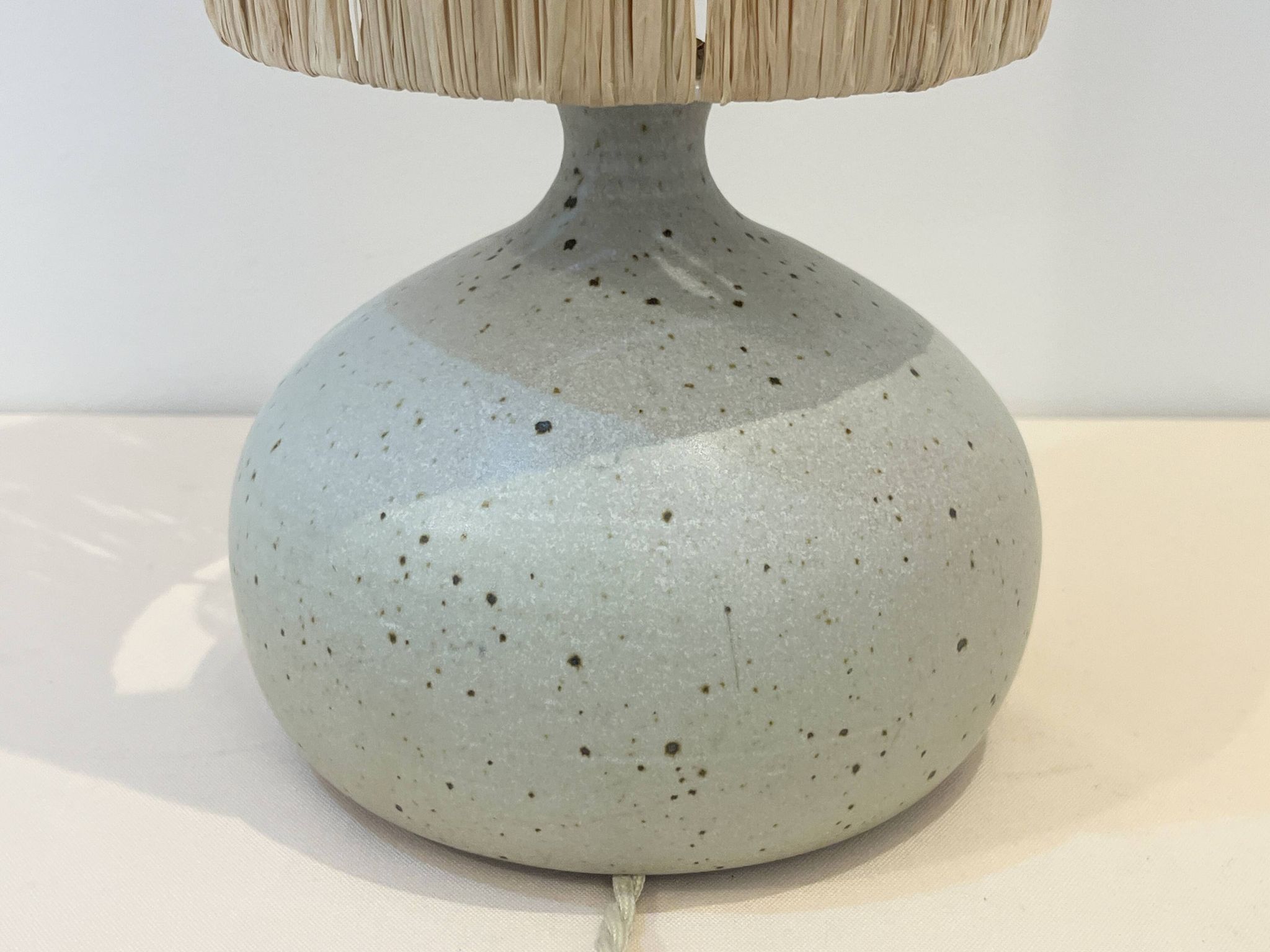 Pied de Lampe vintage en grès céramique beige gris abat-jour en raphia 1970