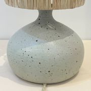 Pied de Lampe vintage en grès céramique beige gris abat-jour en raphia 1970