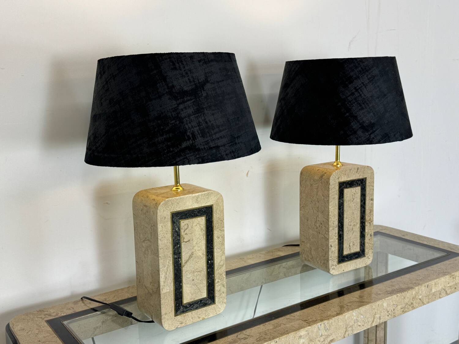 Table lamps in travertine and brass, Regency style, Maitland Smith, 1980.