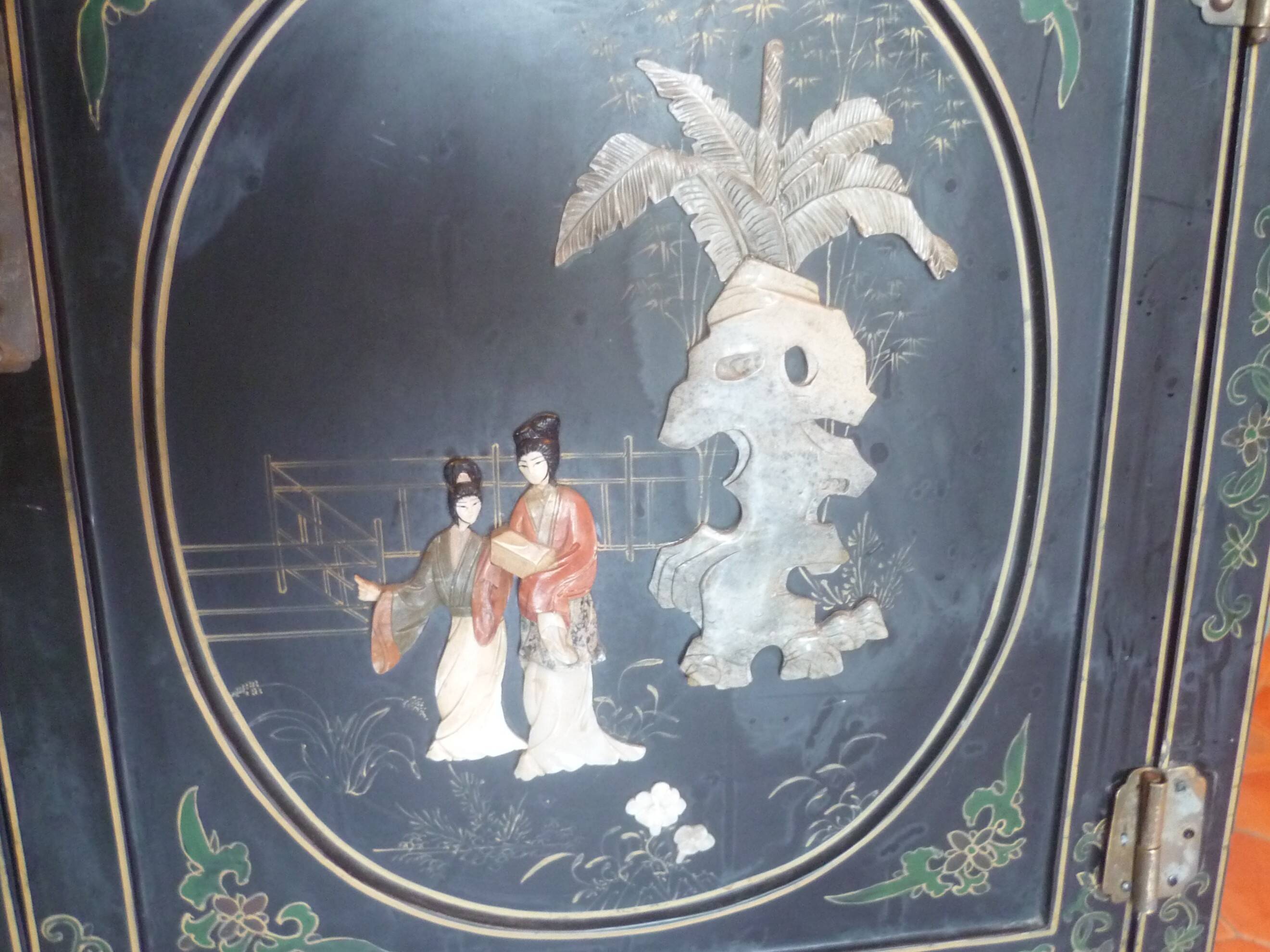 Small chinese lacquered furniture in black with mother-of-pearl inlays / 1 door / 1 drawer