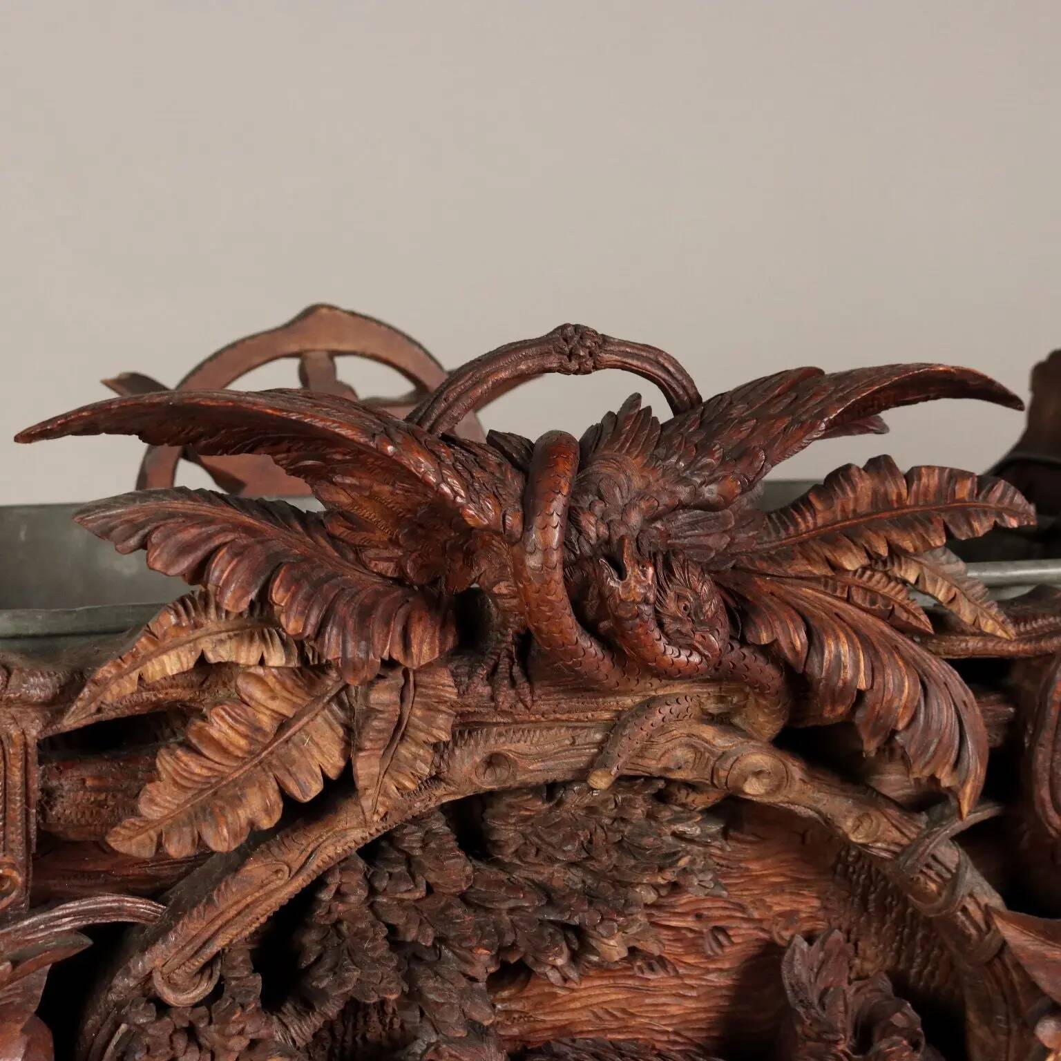 Jardinière ancienne néo-baroque en noyer, Suisse '800
