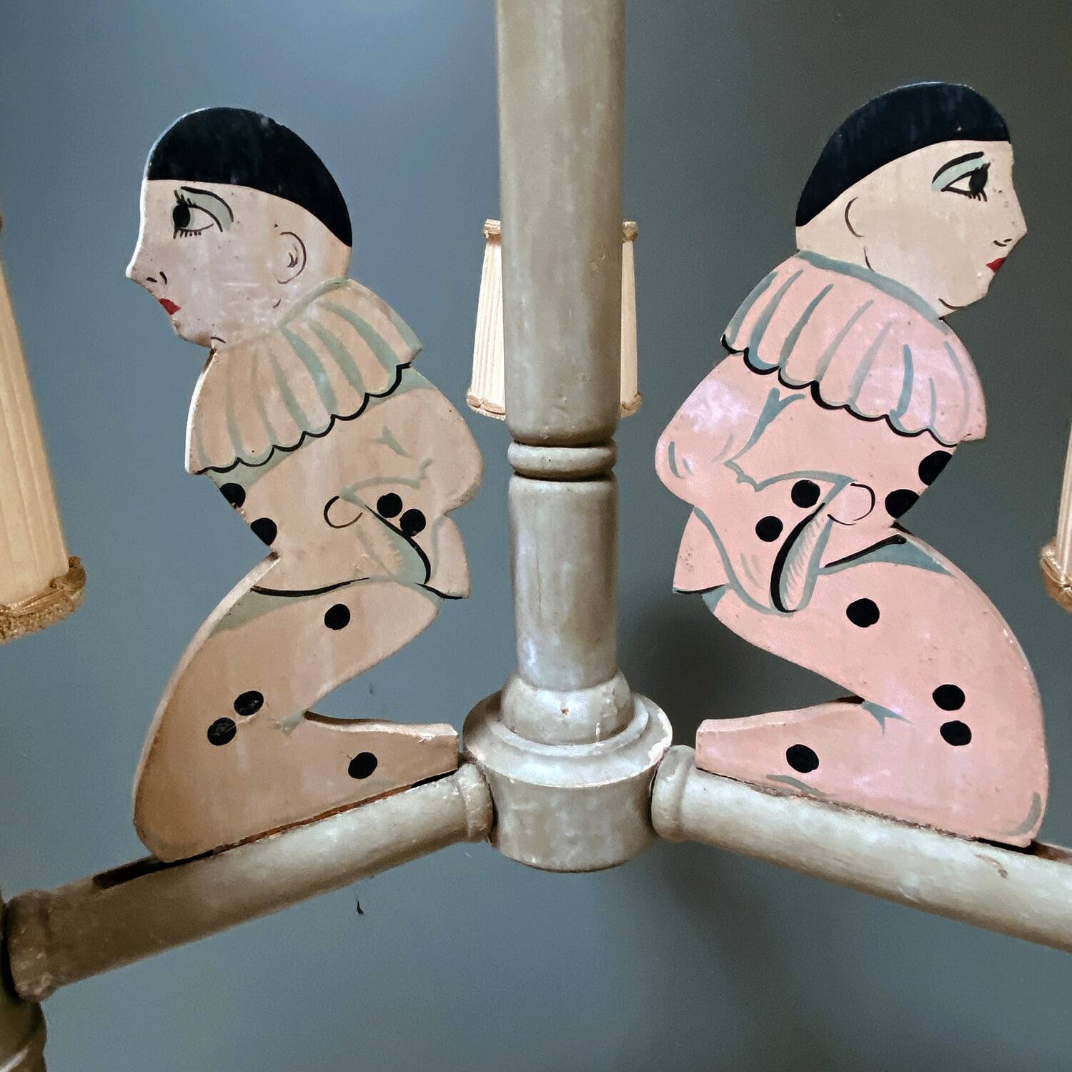 Lustre en bois Pierrot 1900