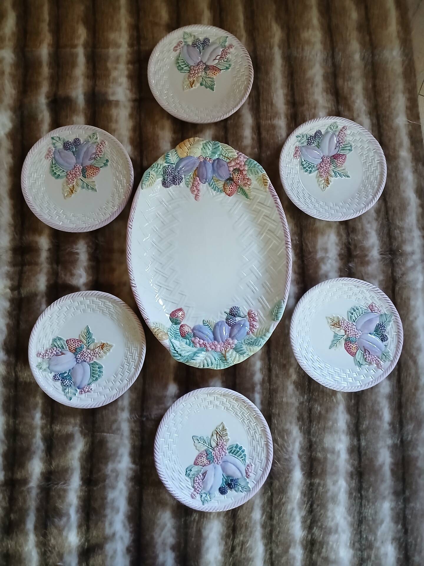 6 antique flat plates in majolica + dish