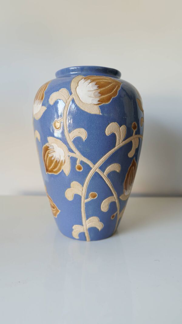Vase en grès vernissé – décor floral en relief – style Keramis – années 70
