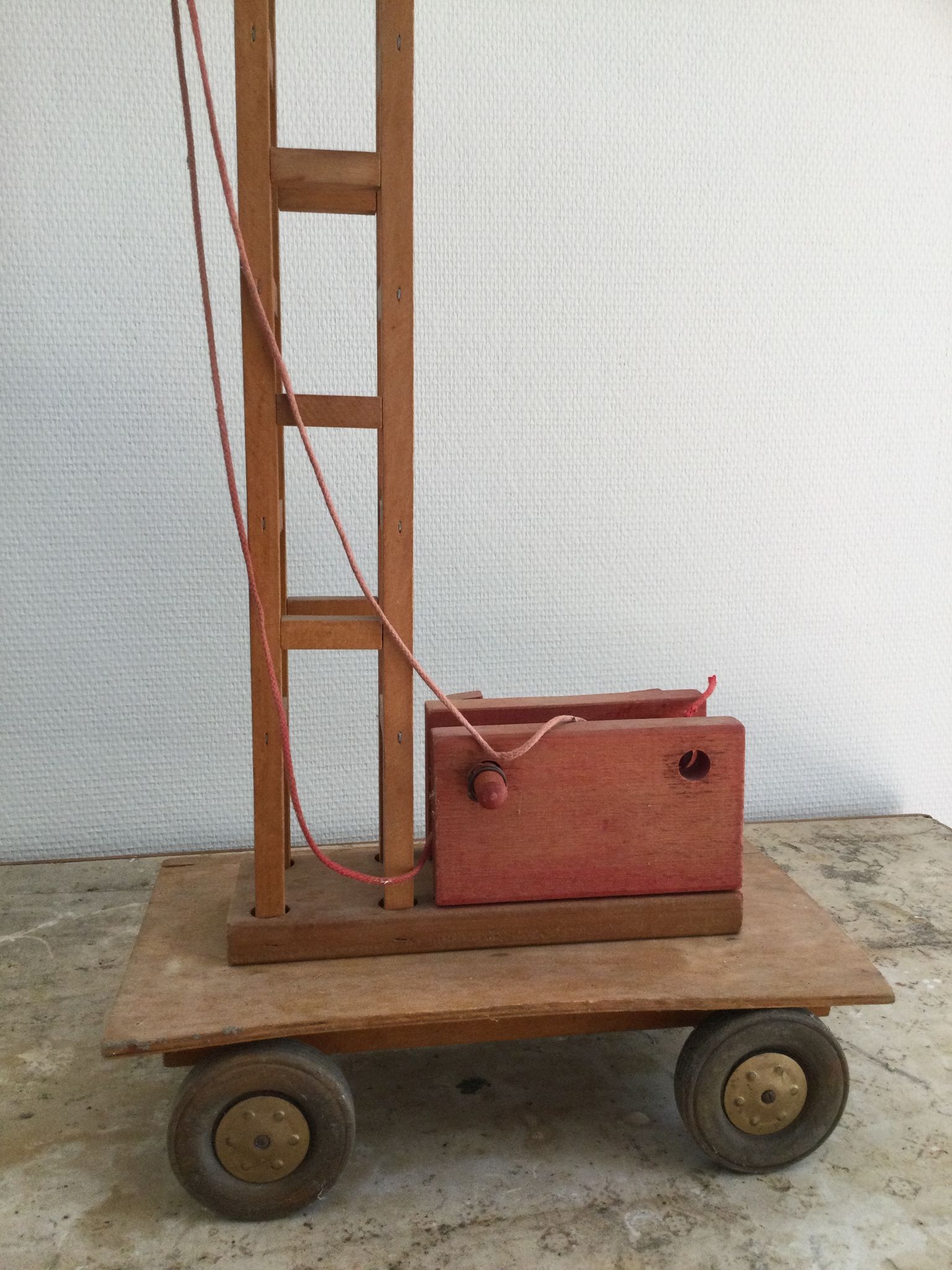 Ancienne grue en bois Dejou