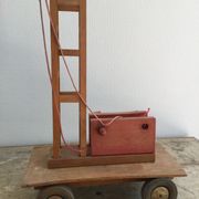 Ancienne grue en bois Dejou