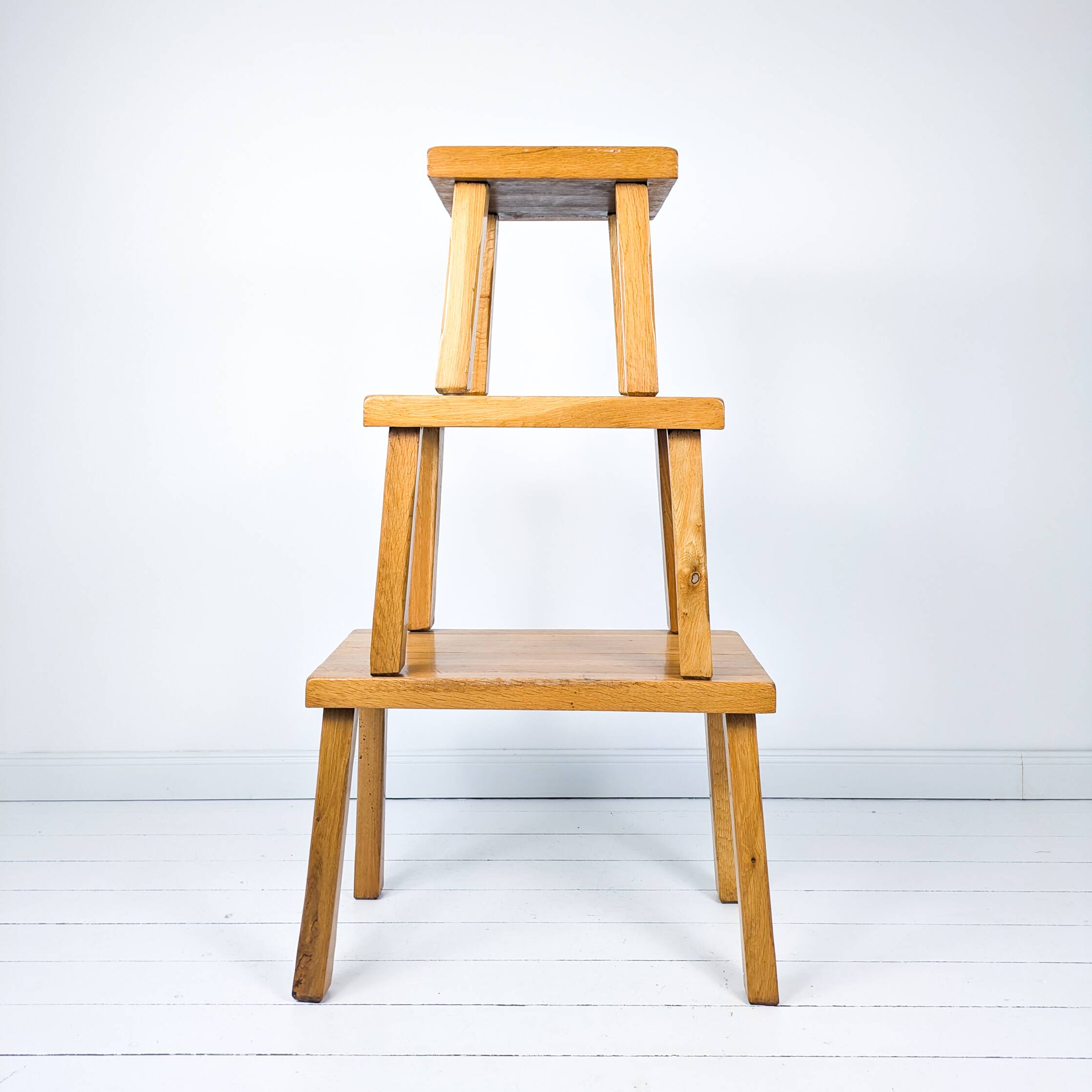 Ensemble de 3 tables gigognes vintage Mid-Century en chêne massif style bru