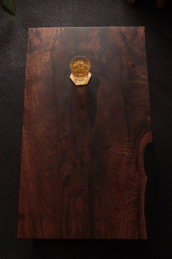 Table basse artisanale en noyer massif & résine époxy – pièce unique