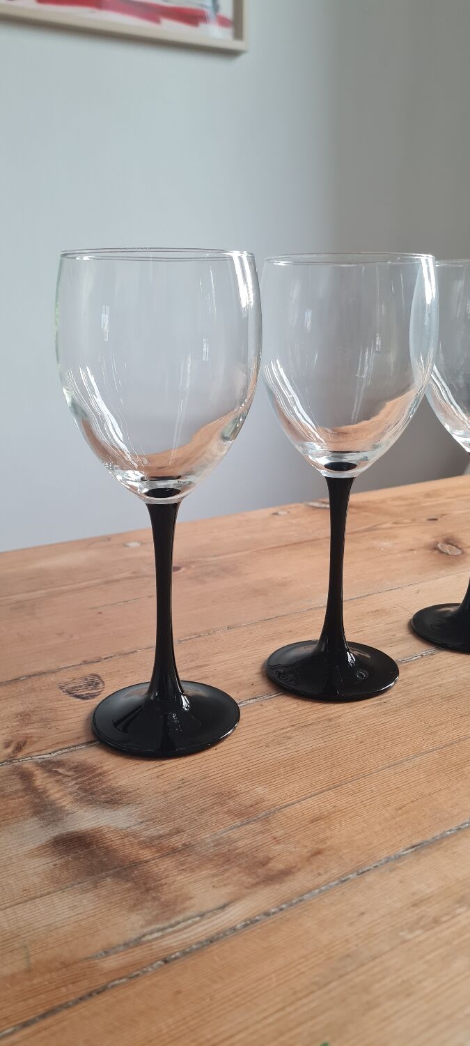 Set of 6 Luminarc wine glasses