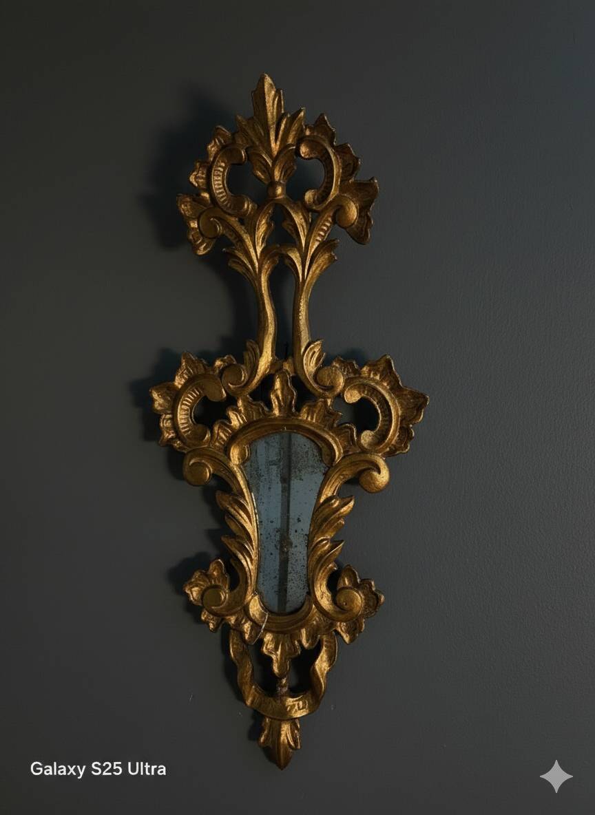 Italian mirror in gilded wood with gold leaf from the 18th century.
