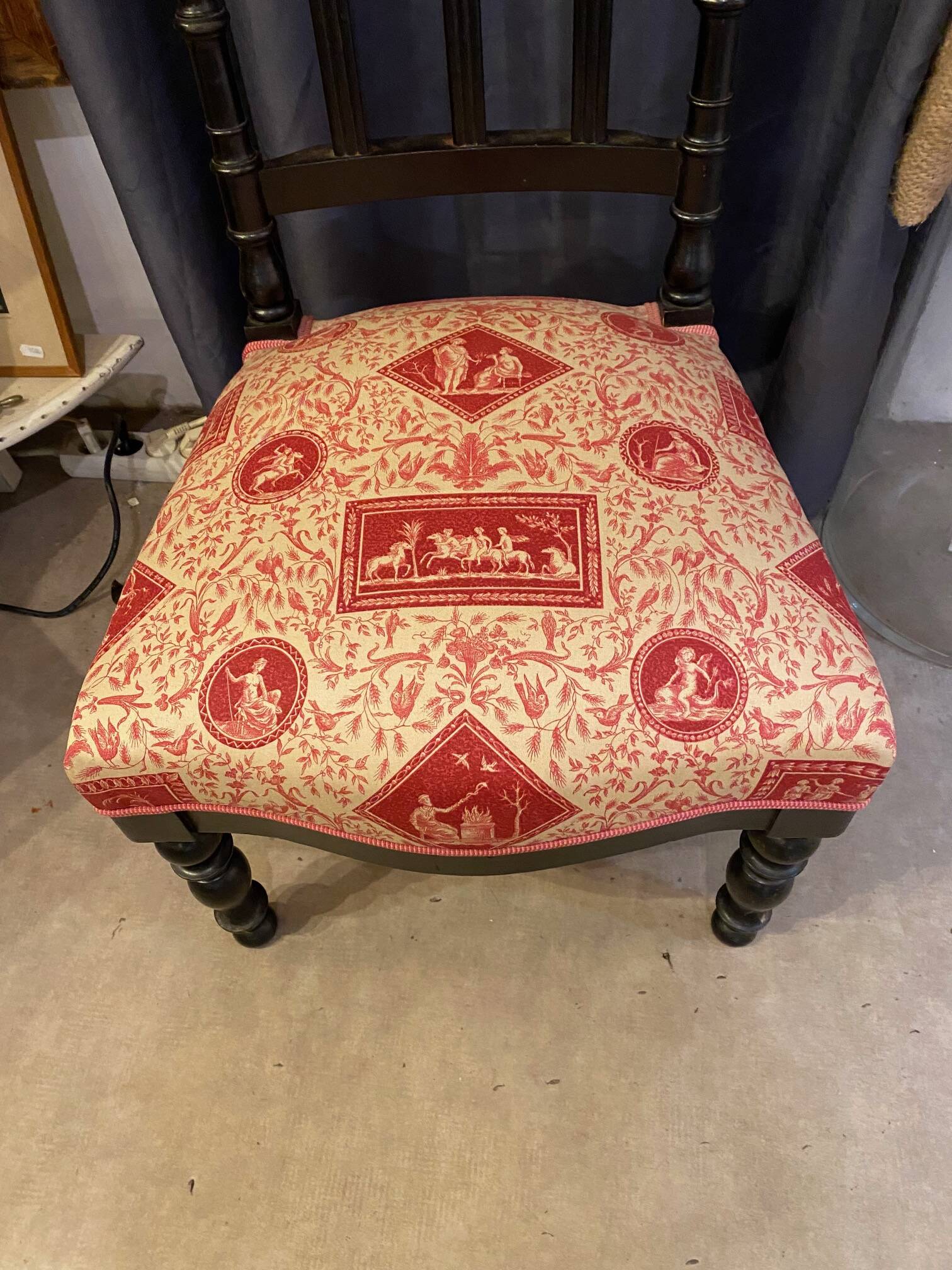 Fireplace or changing chair period 1900 in black lacquered wood and printed fabric