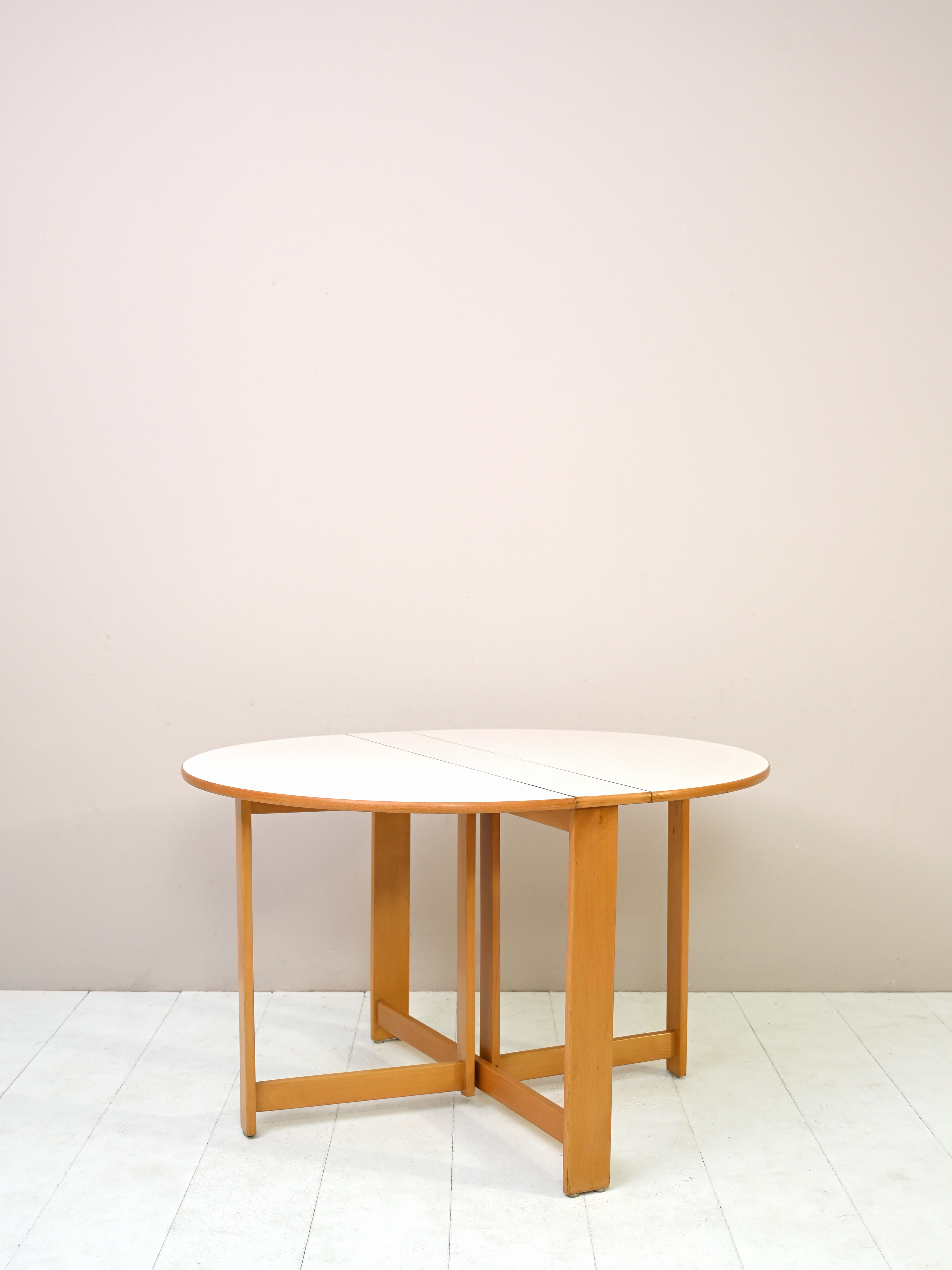 White round table with wings