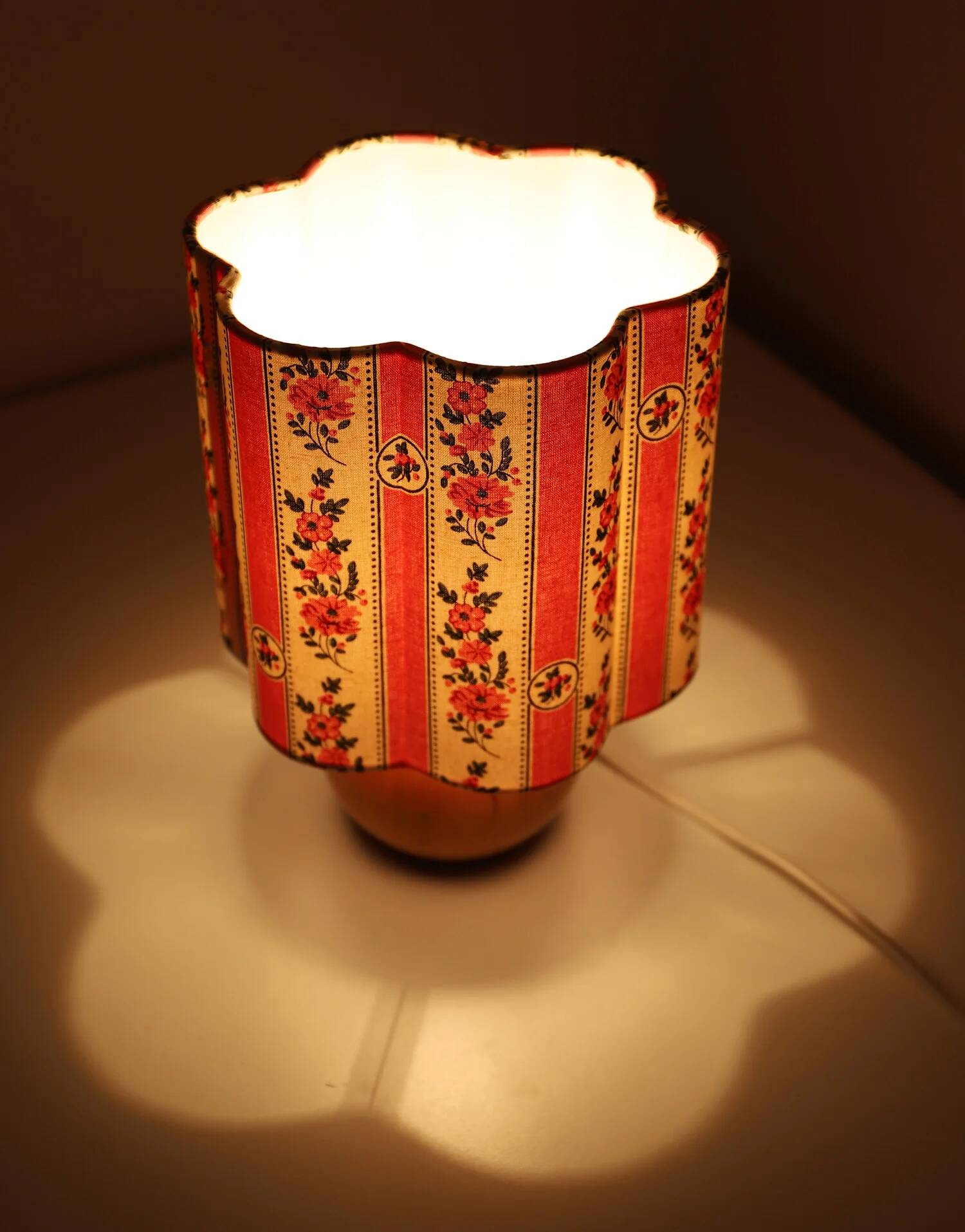 Lampe à poser vintage, pied en bois années 60-70 et abat-jour imprimé