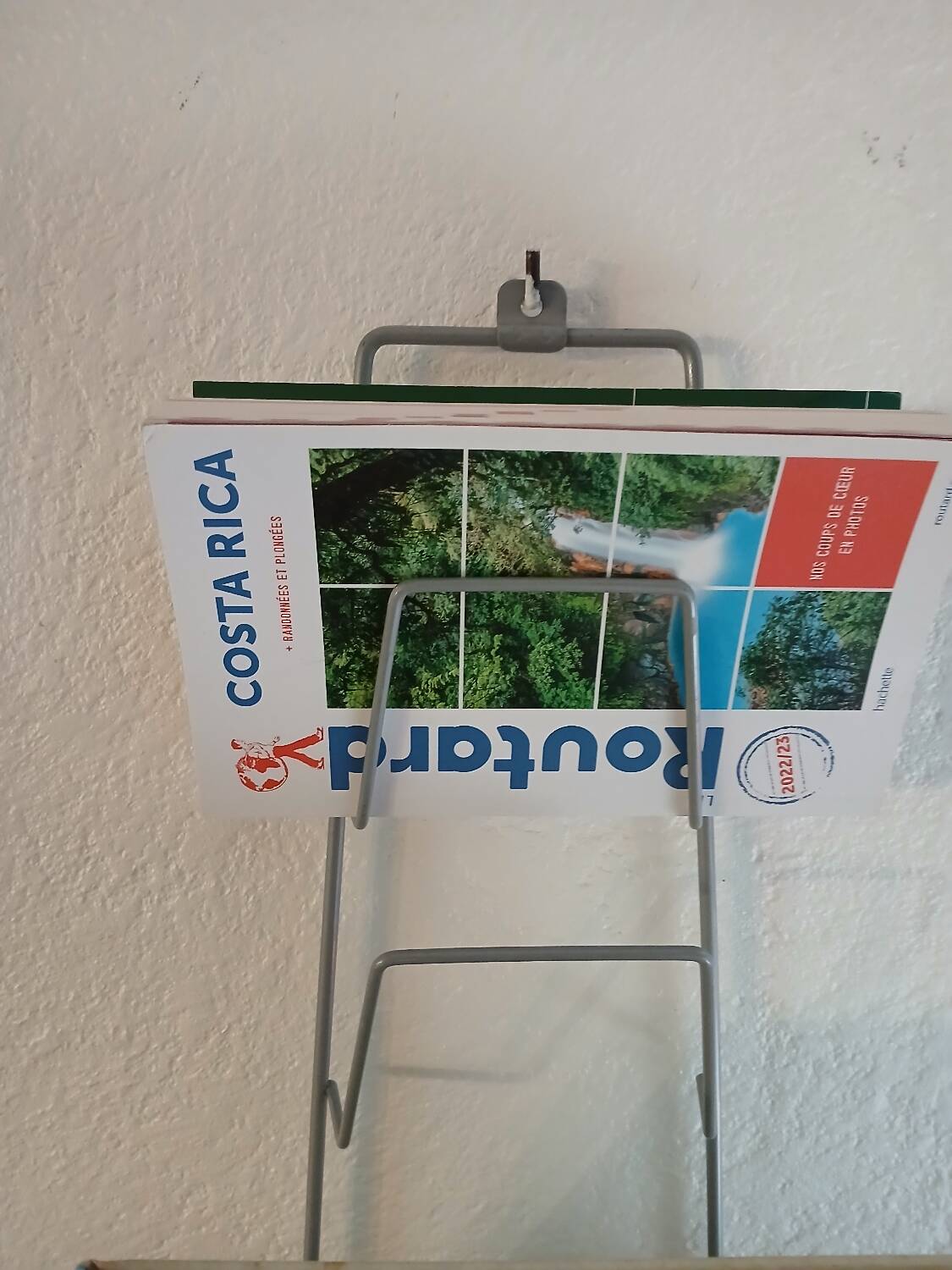 Metal wall-mounted magazine/book rack