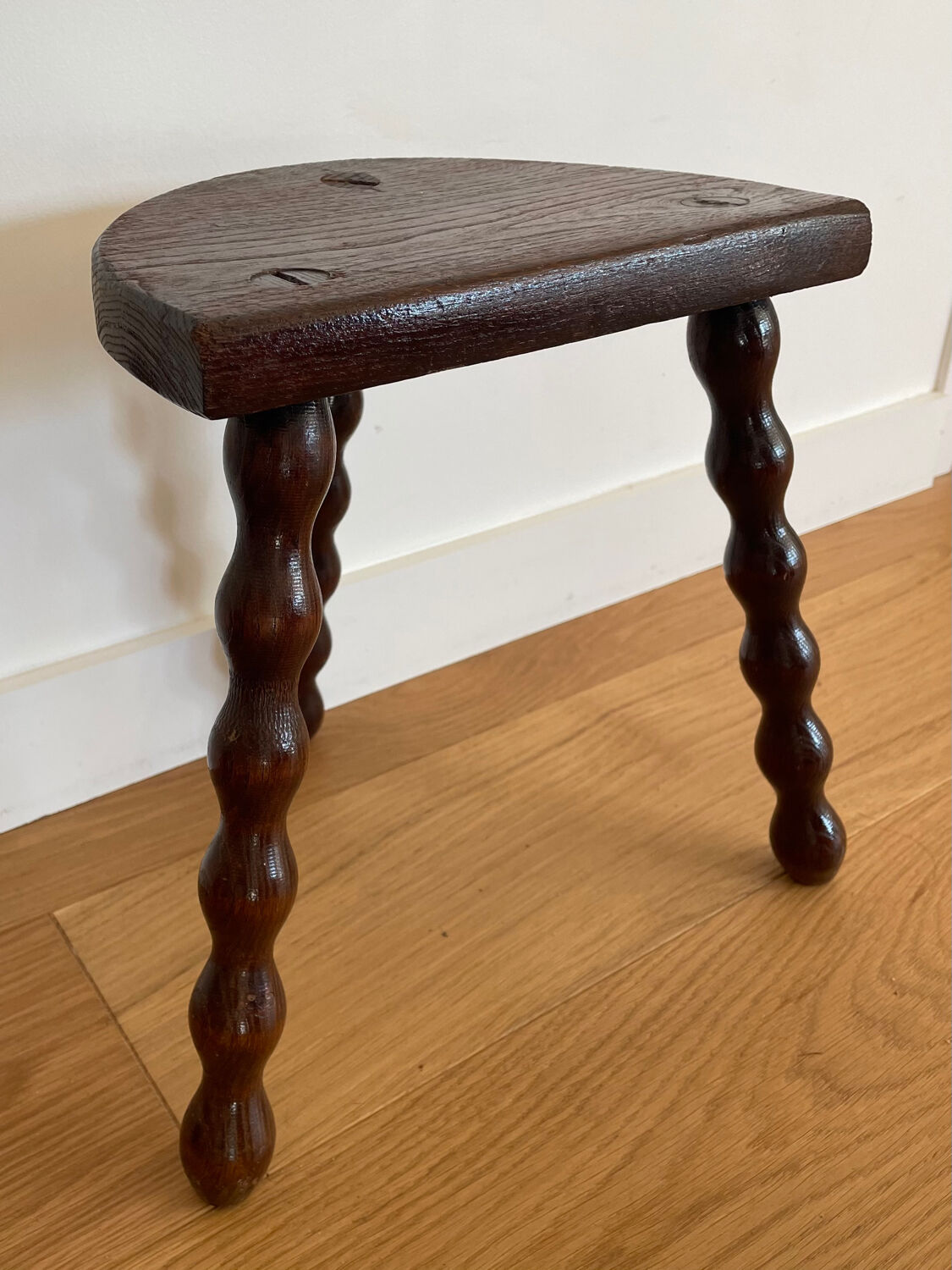 Ball foot tripod stool