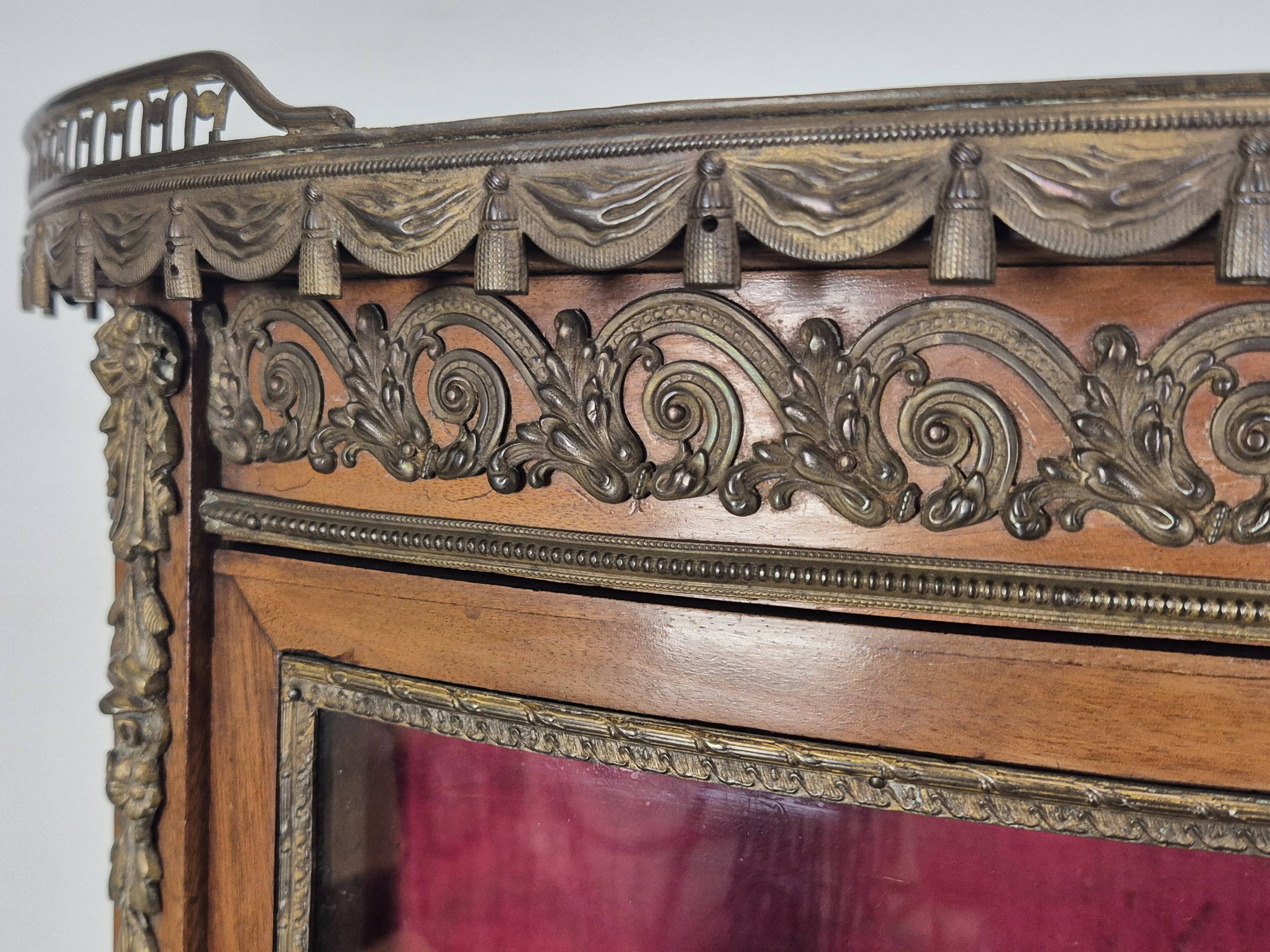 Napoleon III display cabinet with curved glass