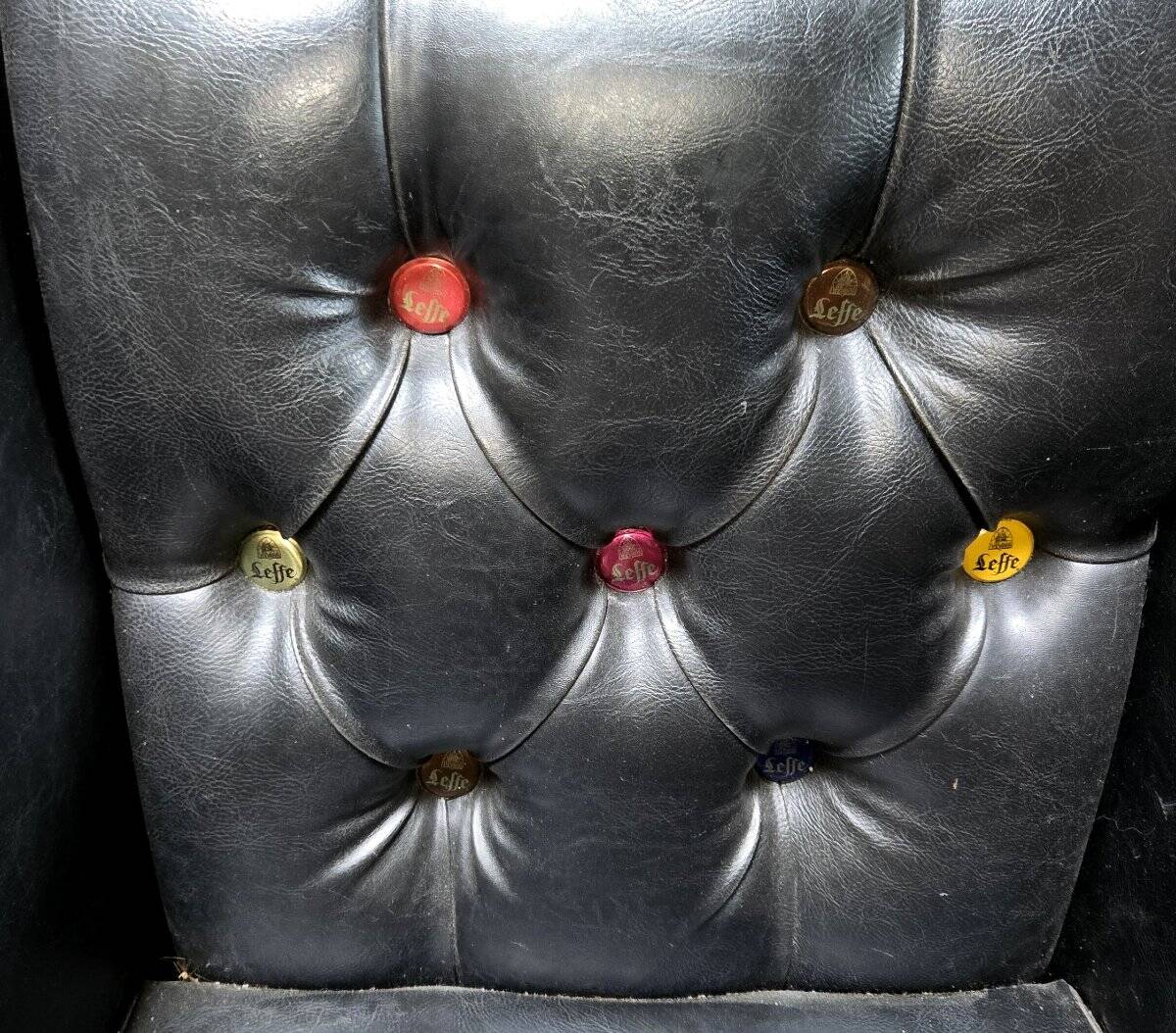 Paire de fauteuils en cuir noir, années 50