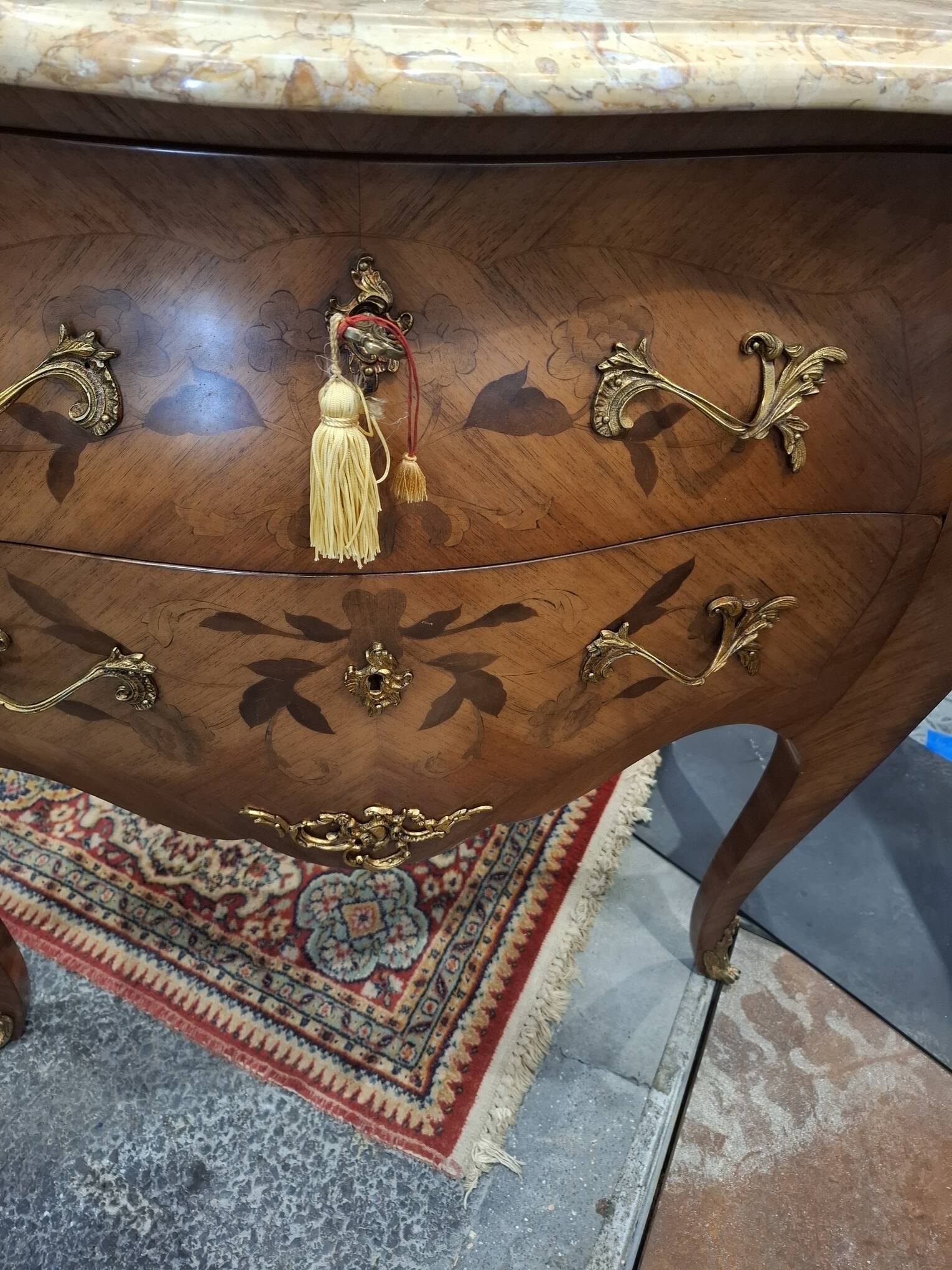 Commode De Style Louix XV En Marqueterie