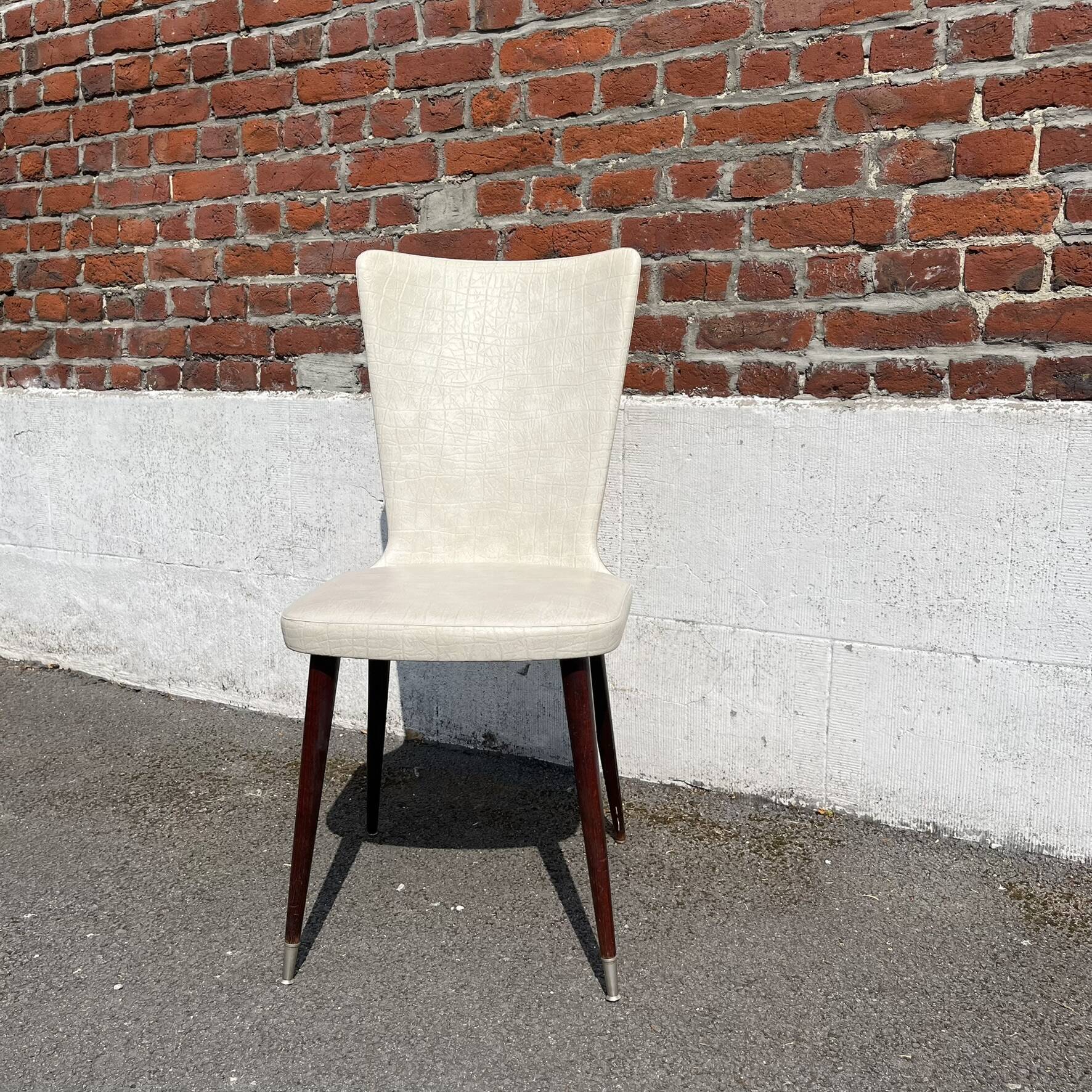 Set of 4 vintage Baumann chairs, in wood and white faux leather, model ESSOR.