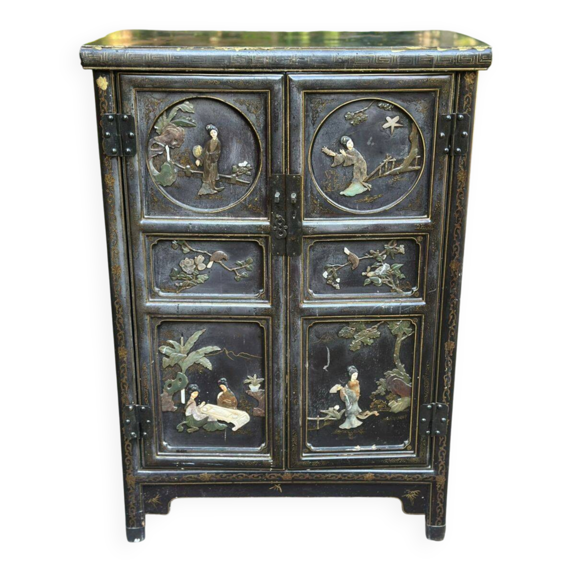 Buffet chinois vintage en laque noire sculptures Nagao des années 50