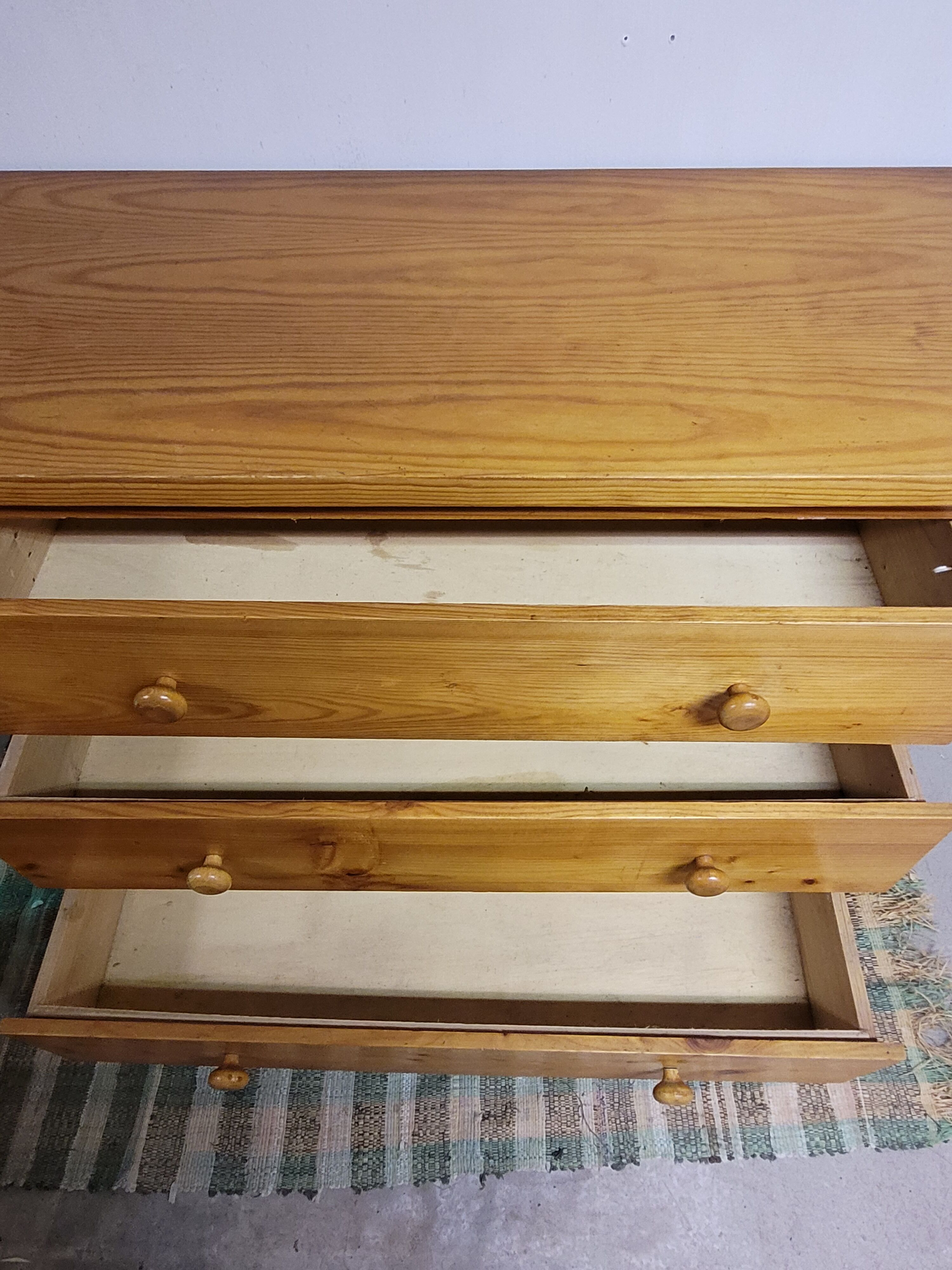 Pine chest of drawers