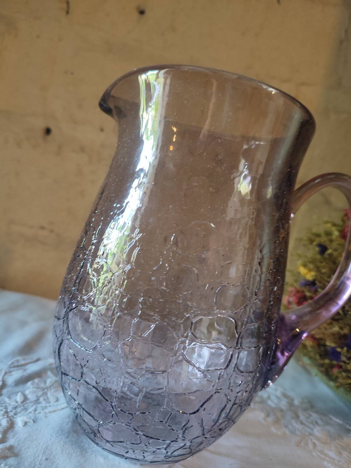 Pichet en verre craquelé couleur mauve