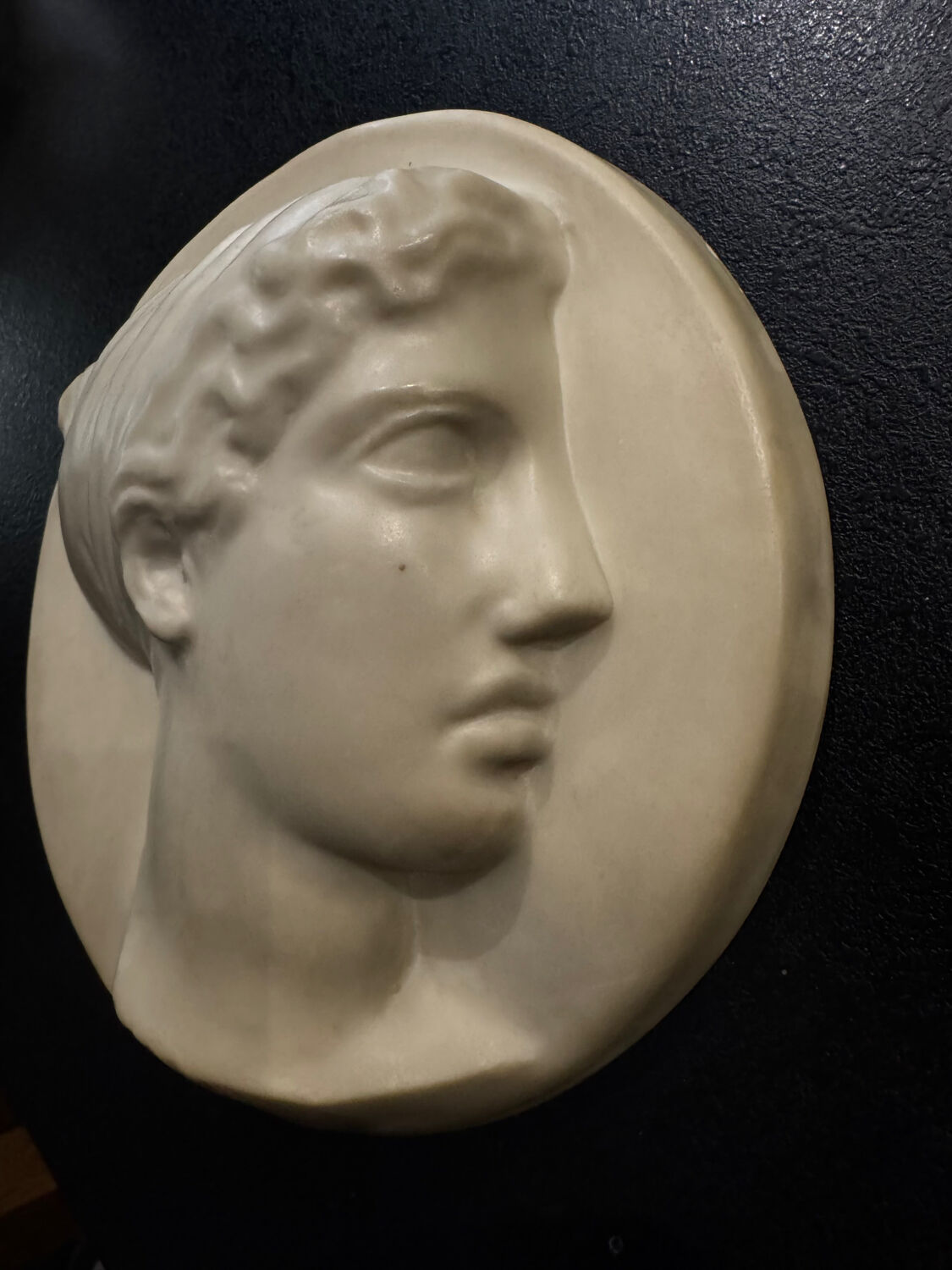 Sculpture relief femme