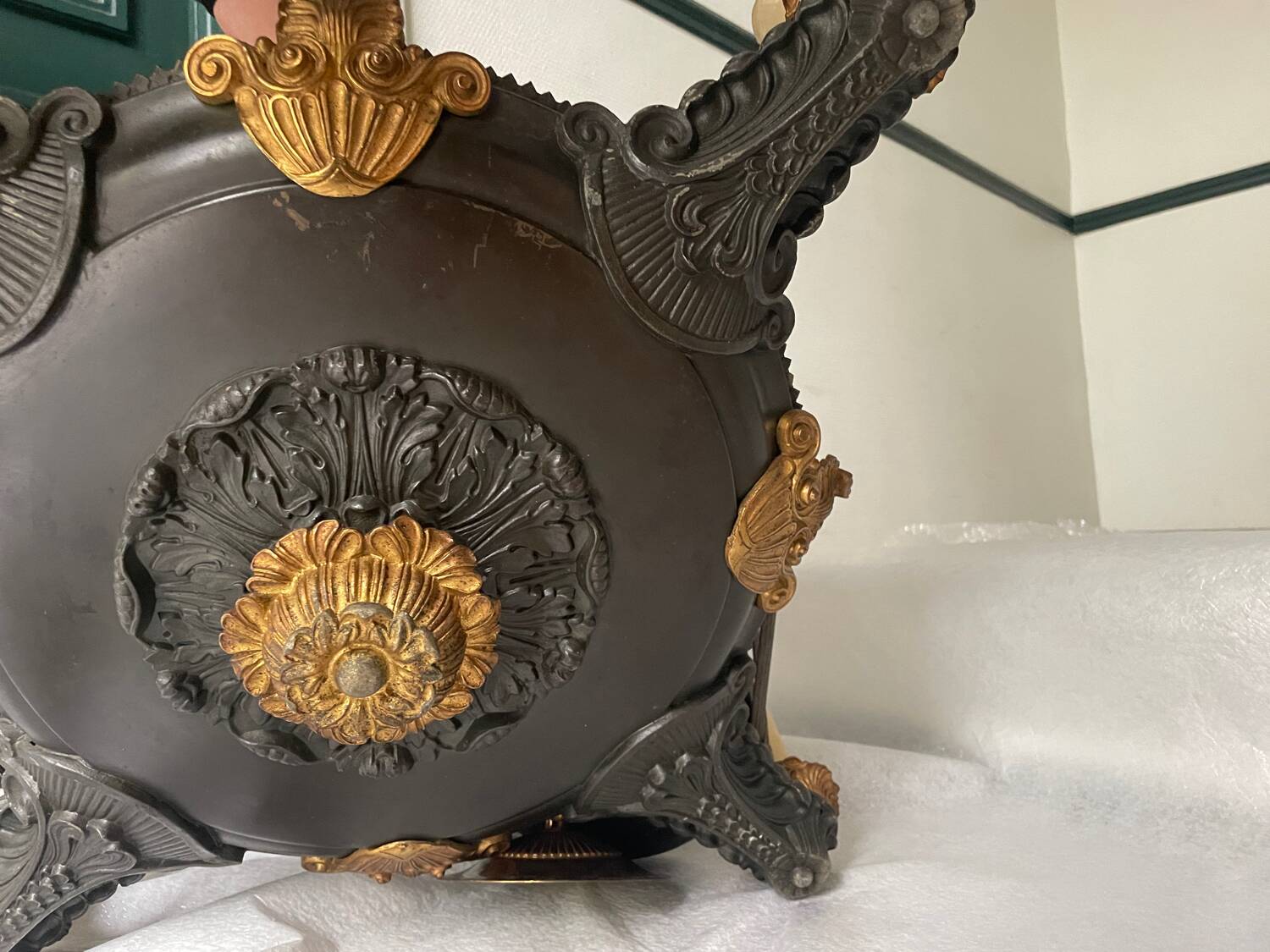Bronze Empire-style chandelier with 4 lights