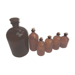 Lot de flacons de pharmacie