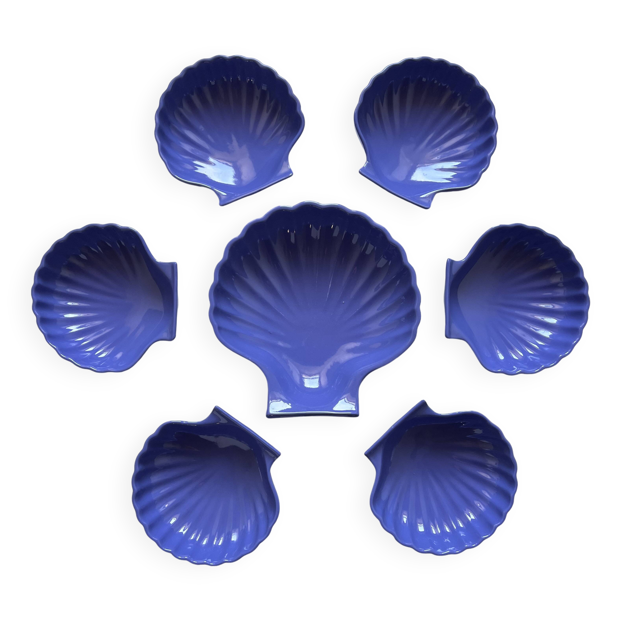Shell-shaped ceramic service