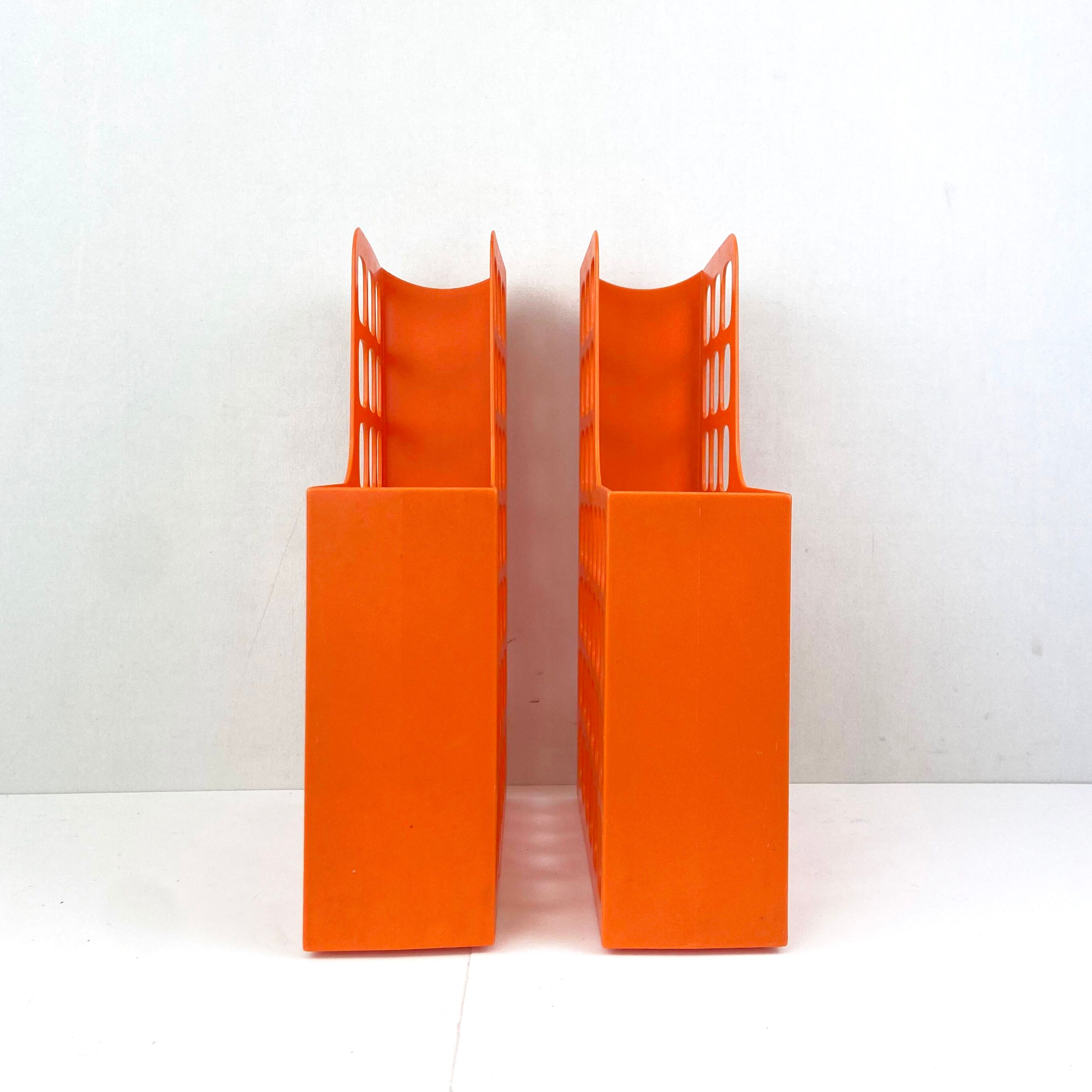 1970 - porte revue orange