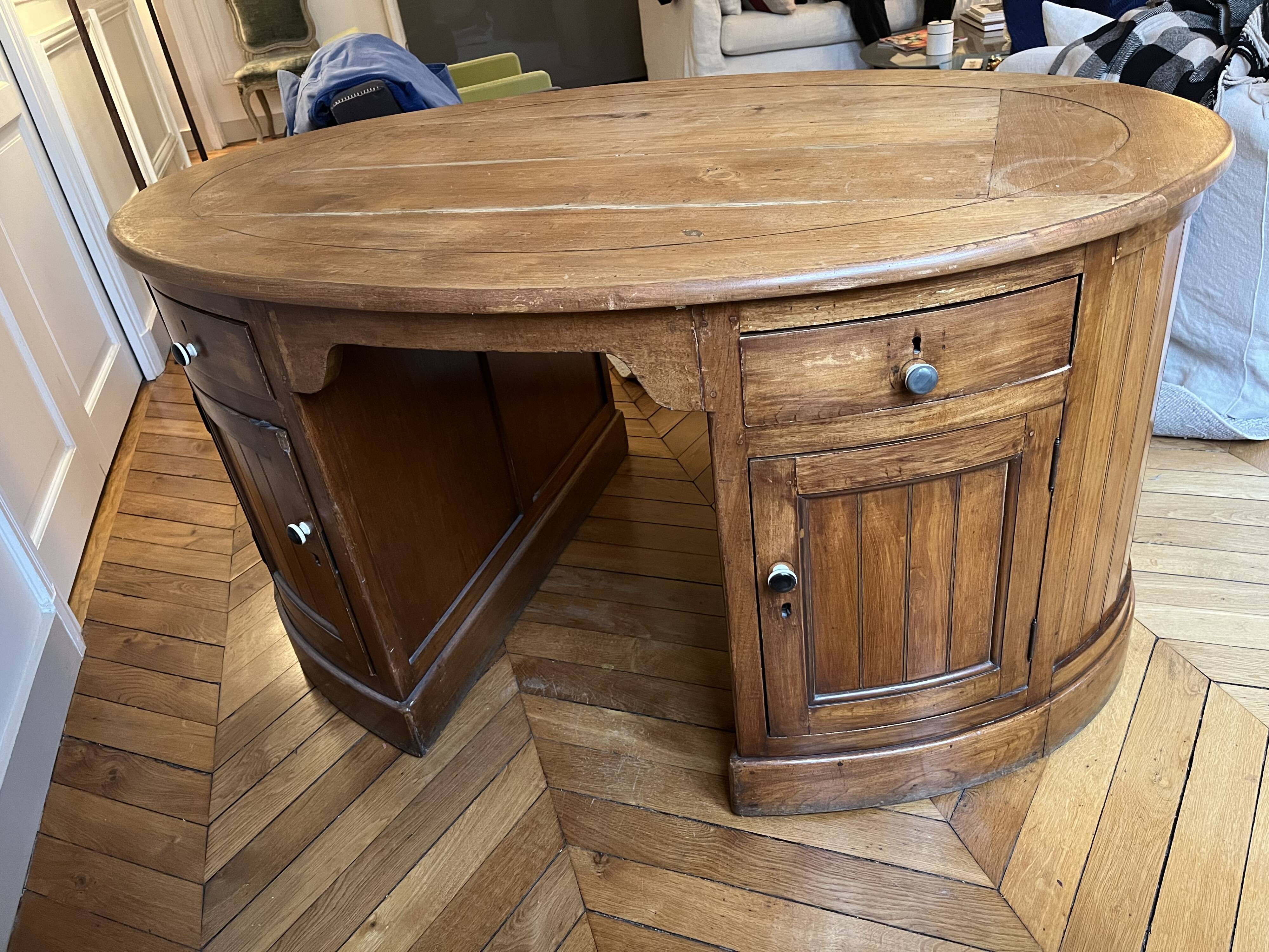 Oval desk in varnished solid wood