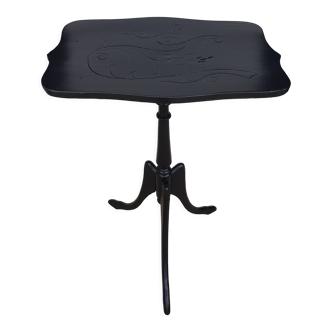 Triod pedestal table