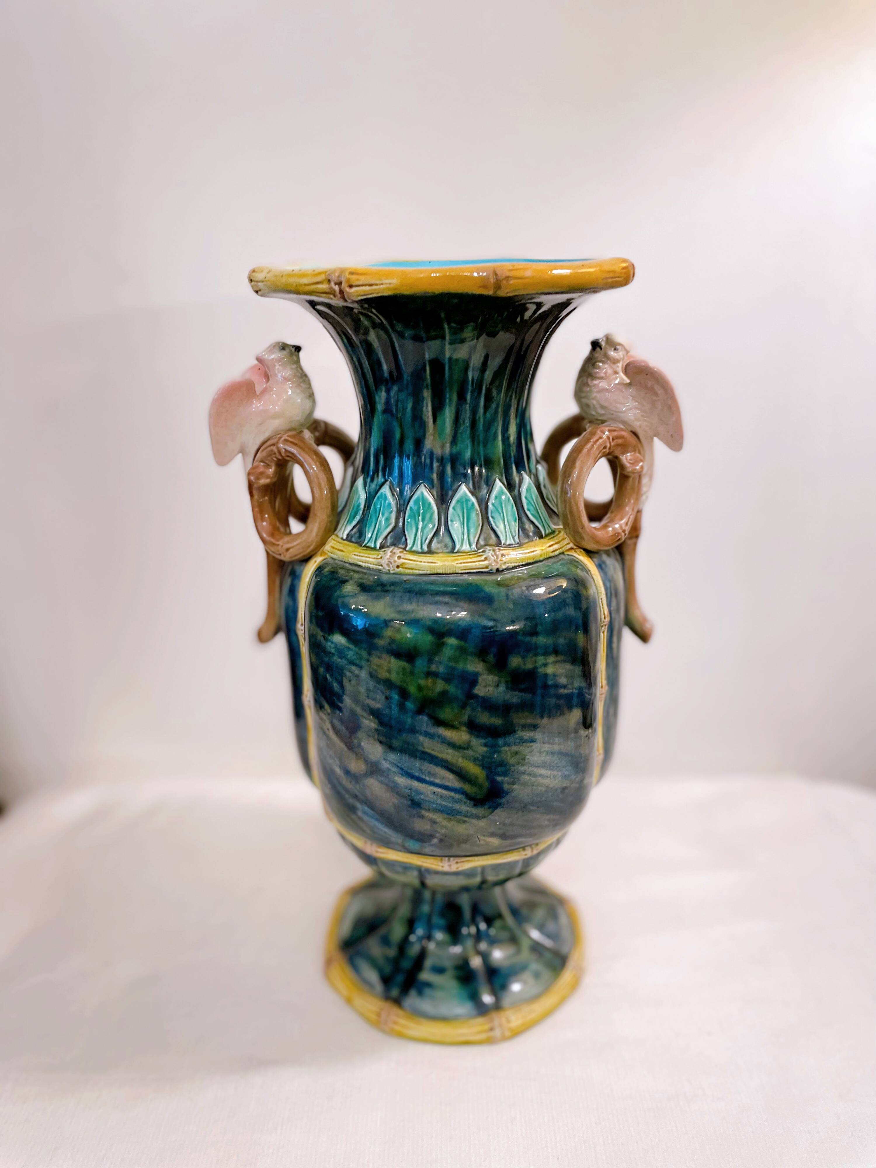 Vase en barbotine émaillée à décor d'oiseaux et bambou