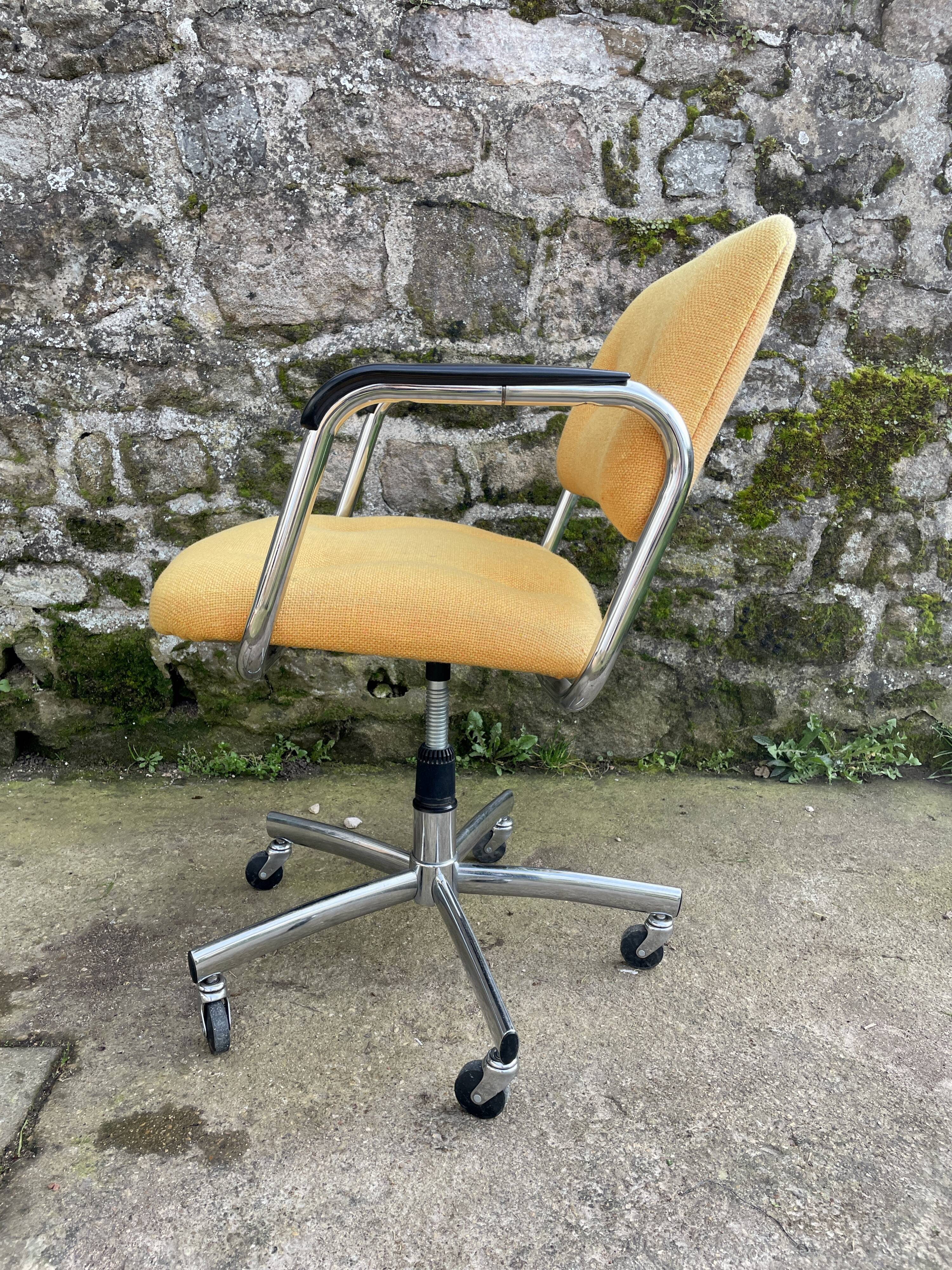 Fauteuil à roulettes Strafor en tweed jaune 1970