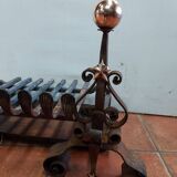 Paire de chenets en fer forgé et cuivre avec grille