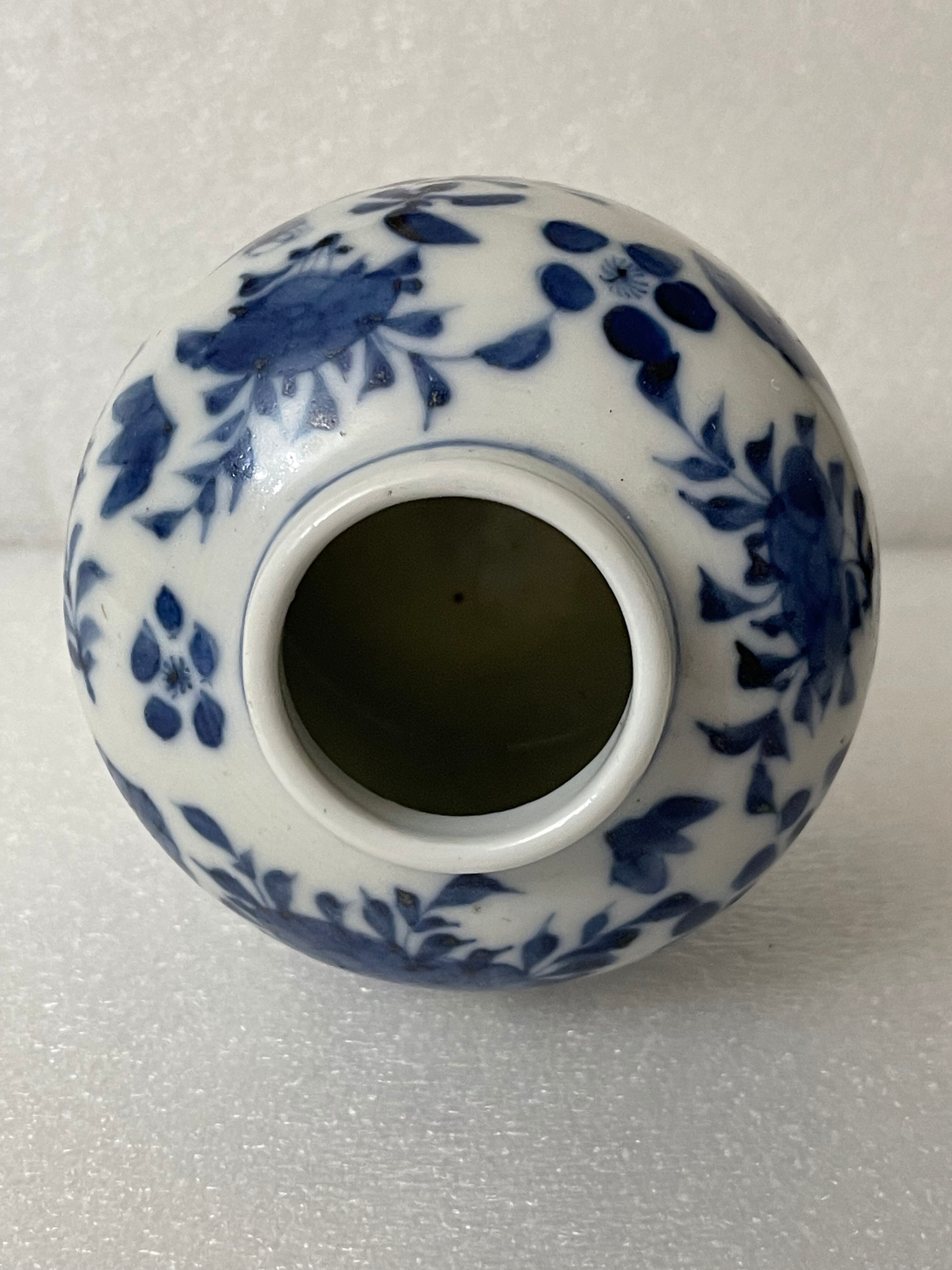 China blue white pot with butterfly bird décor nineteenth signature 4 characters