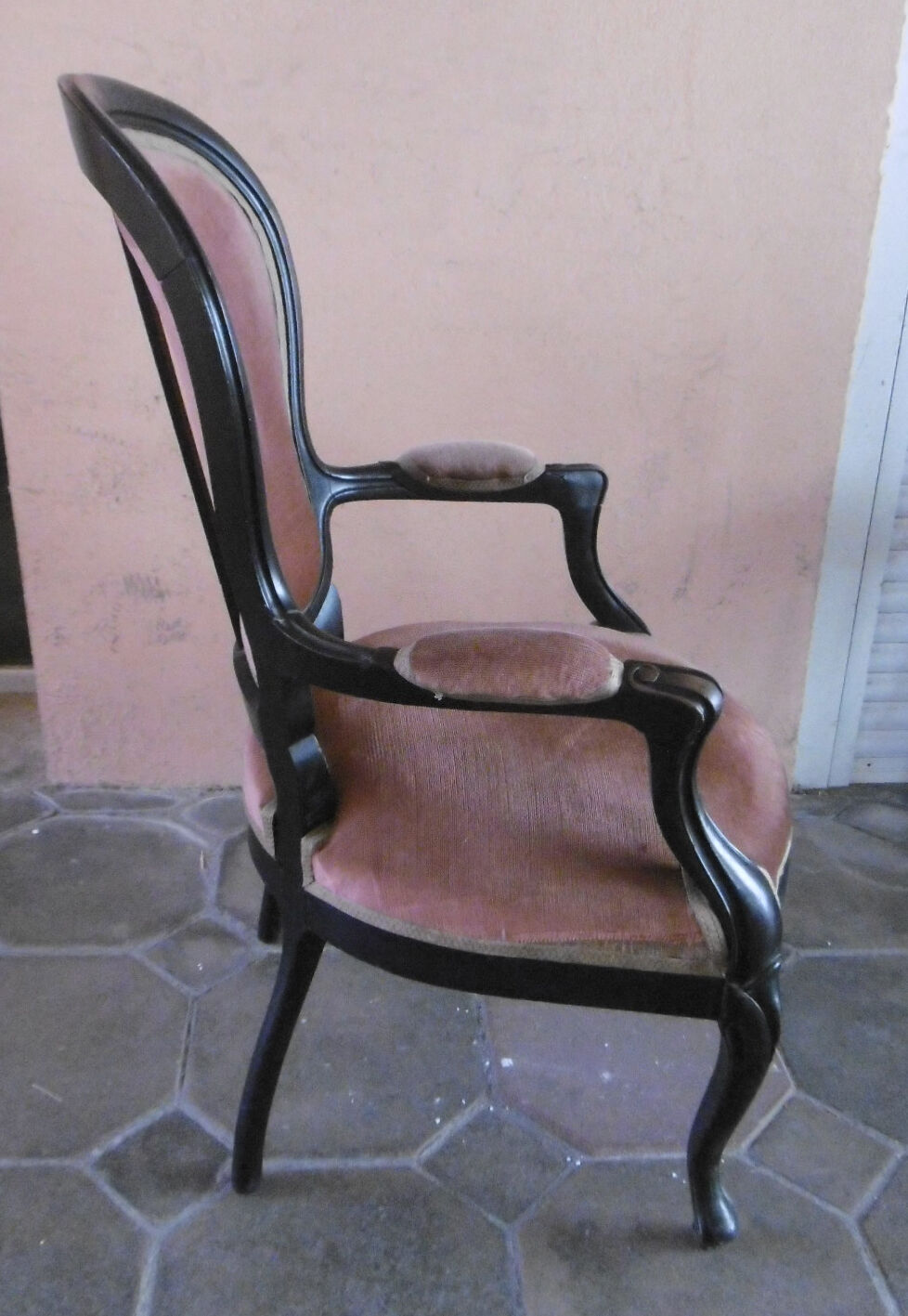 Fauteuil voltaire epoque Napoleon III en bois noirci tissu rouge saumon