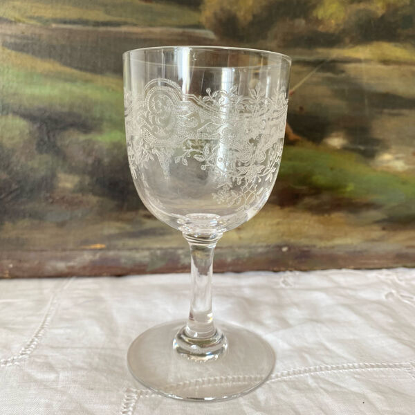 Verres à pied anciens gravés et carafe