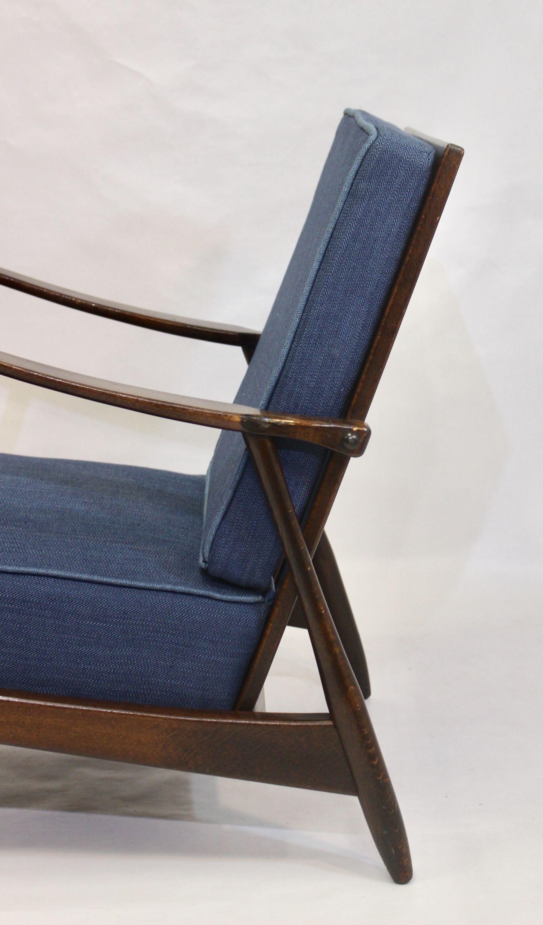 Fauteuil scandinave 1960 tissu bleu foncé effet chevron retapissé