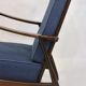 Fauteuil scandinave 1960 tissu bleu foncé effet chevron retapissé