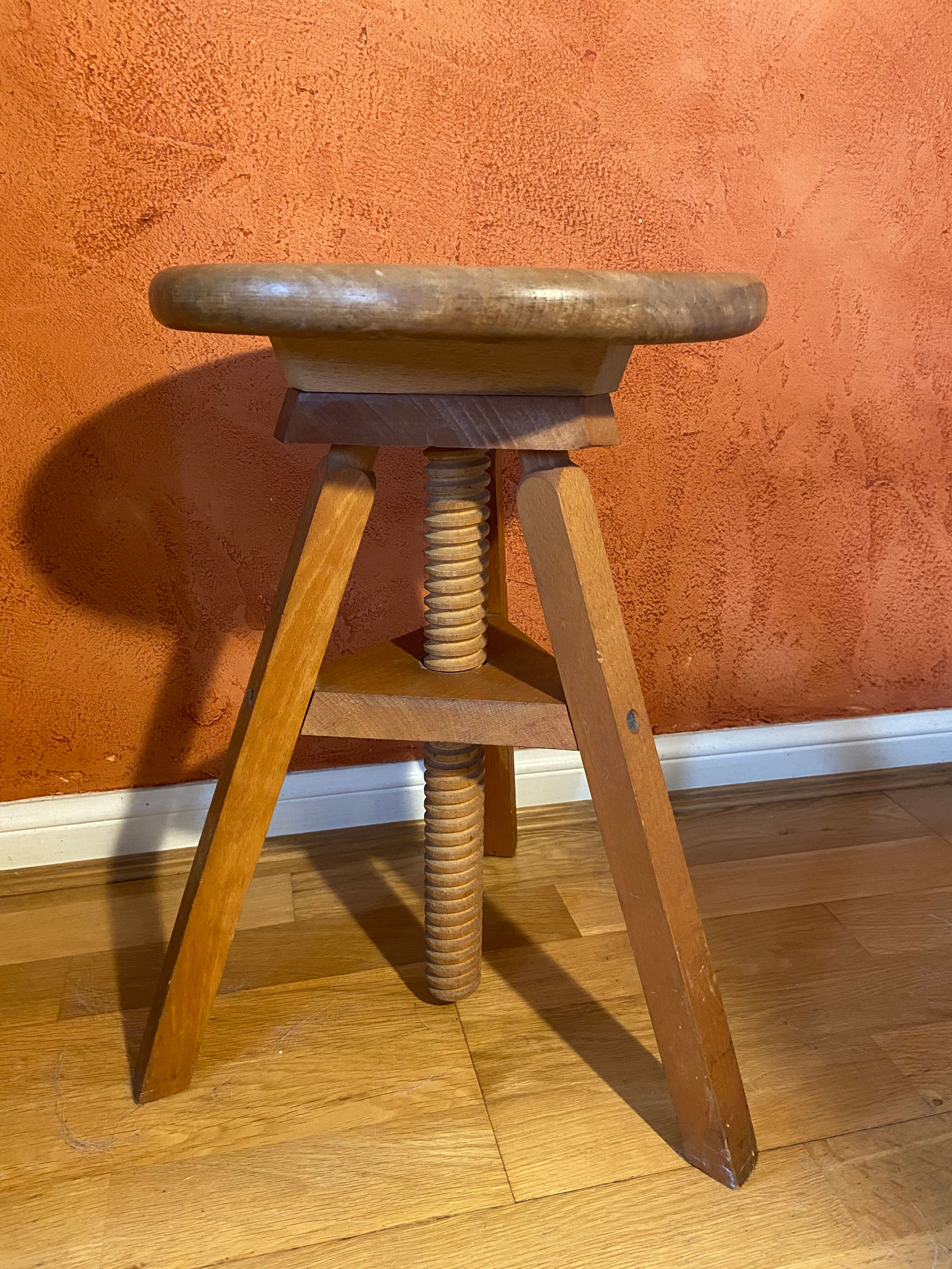 Watchmaker's tripod screw stool