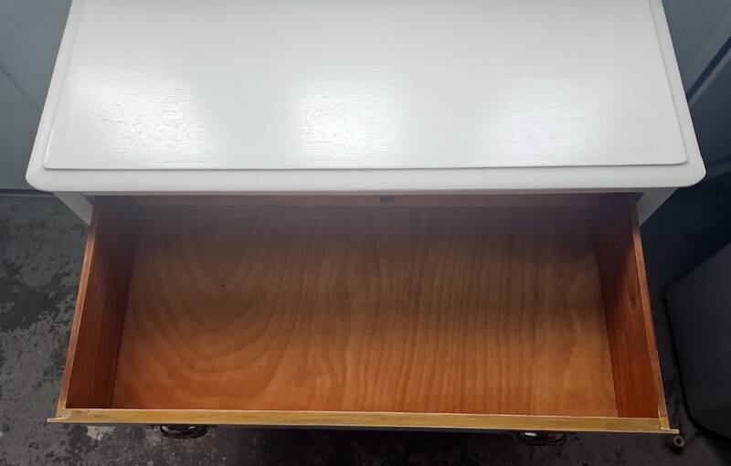 Vintage commode in solid pear wood, revamped in glossy white – tapered legs.