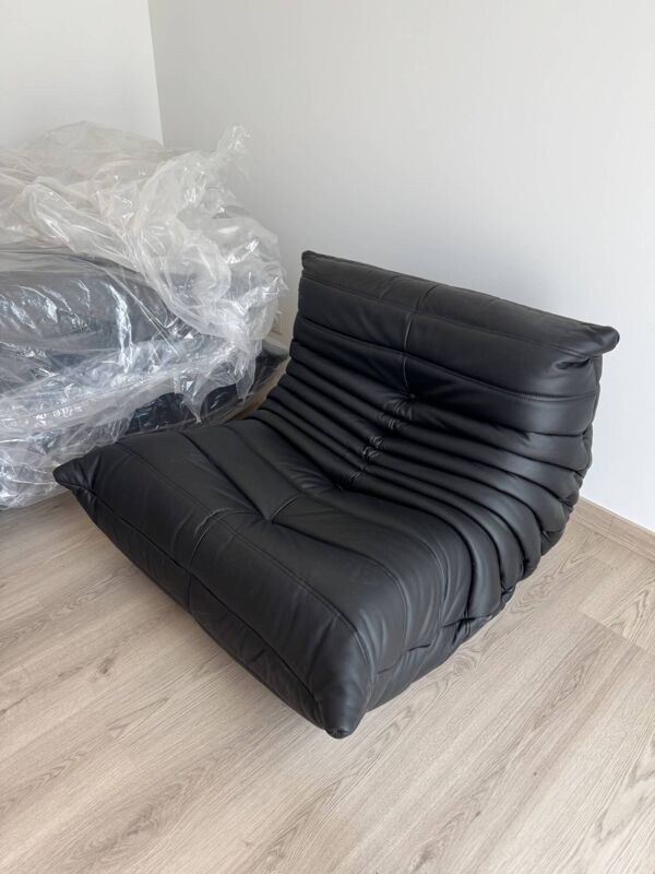 Chauffeuse et pouf Togo (2 lots) ligne Roset -etat neuf - cuir diva noir